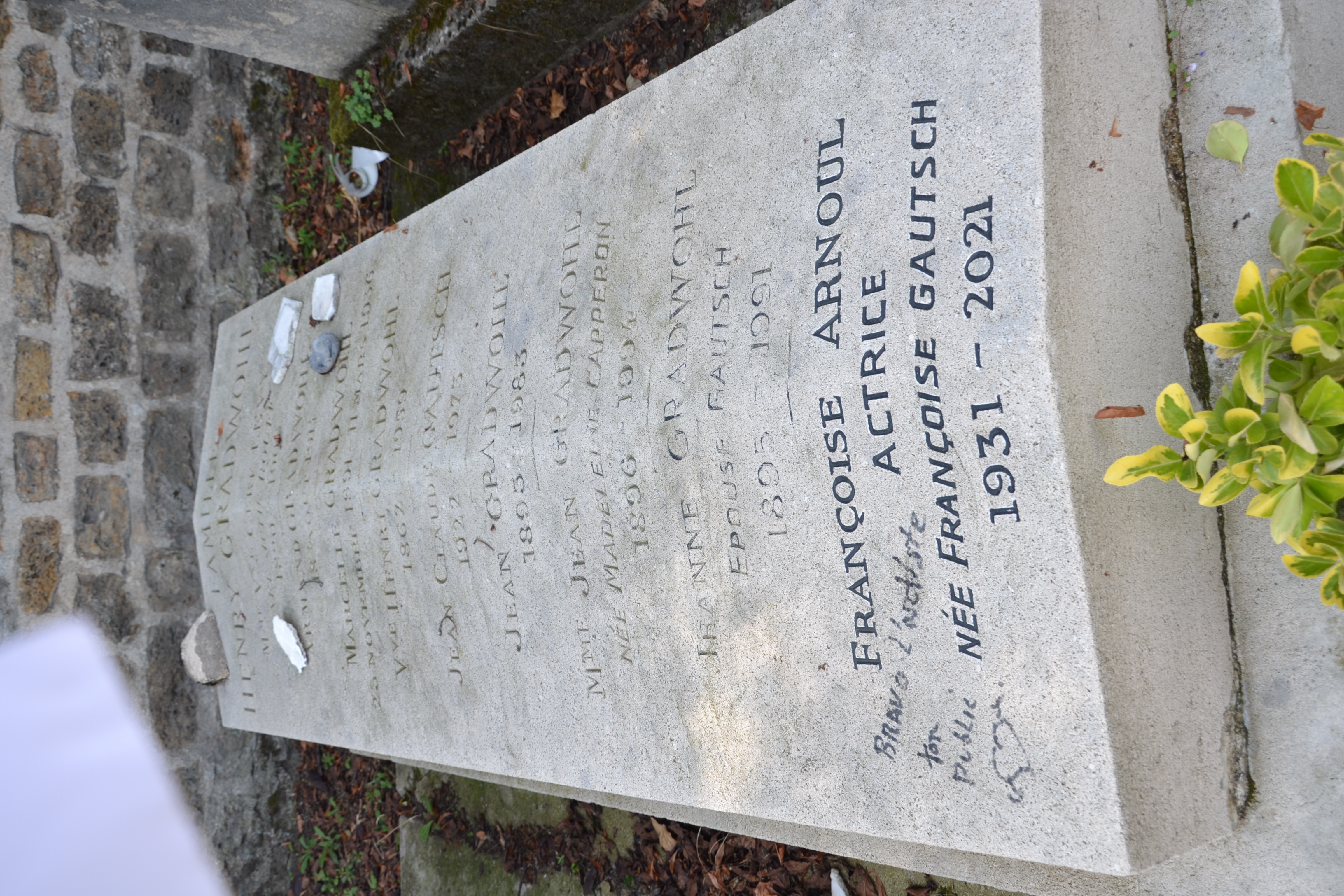 Tombe de l'actrice Françoise Arnoul au cimetière du Montparnasse à Paris