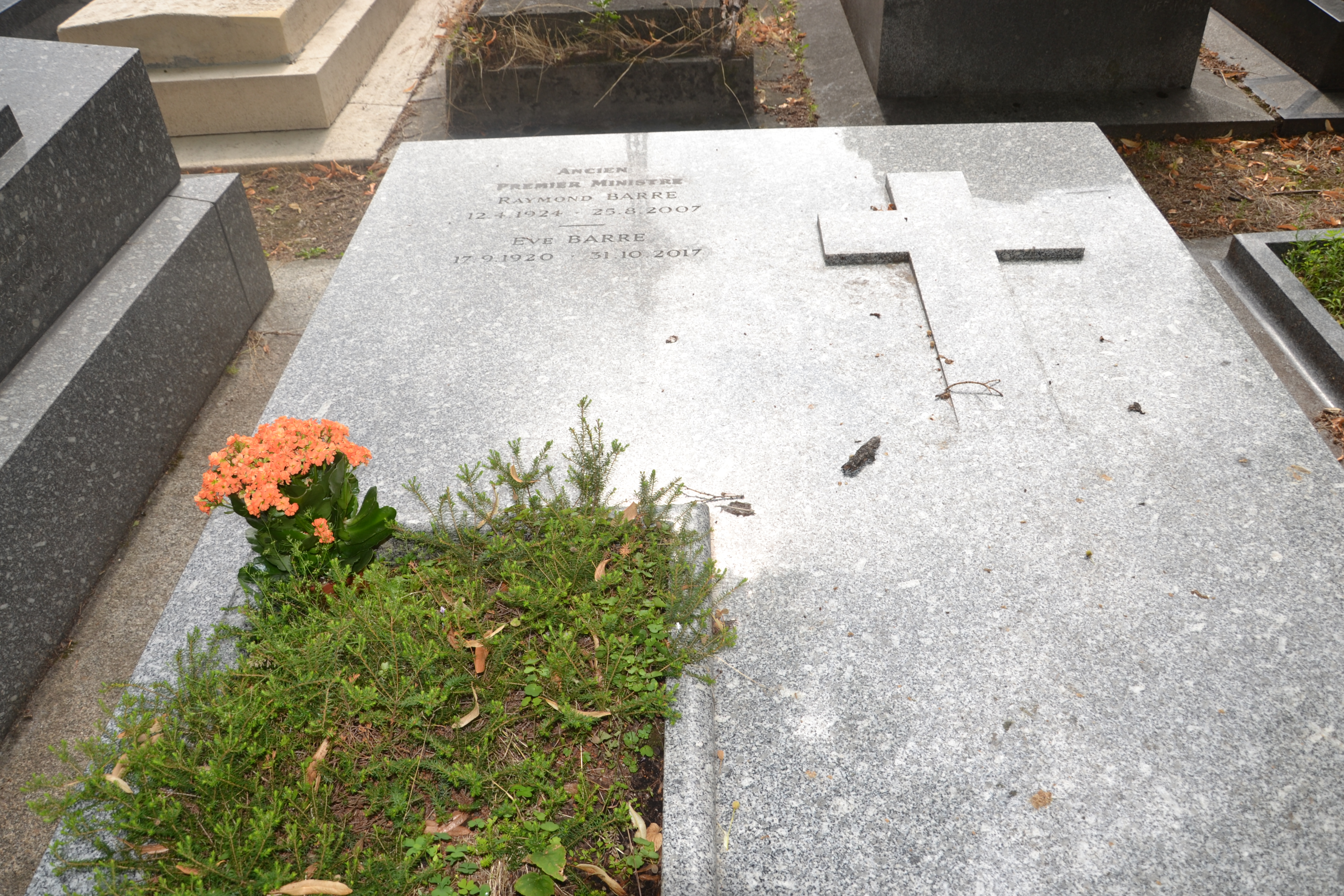 Tombe de Raymond Barre au cimetière du Montparnasse à Paris