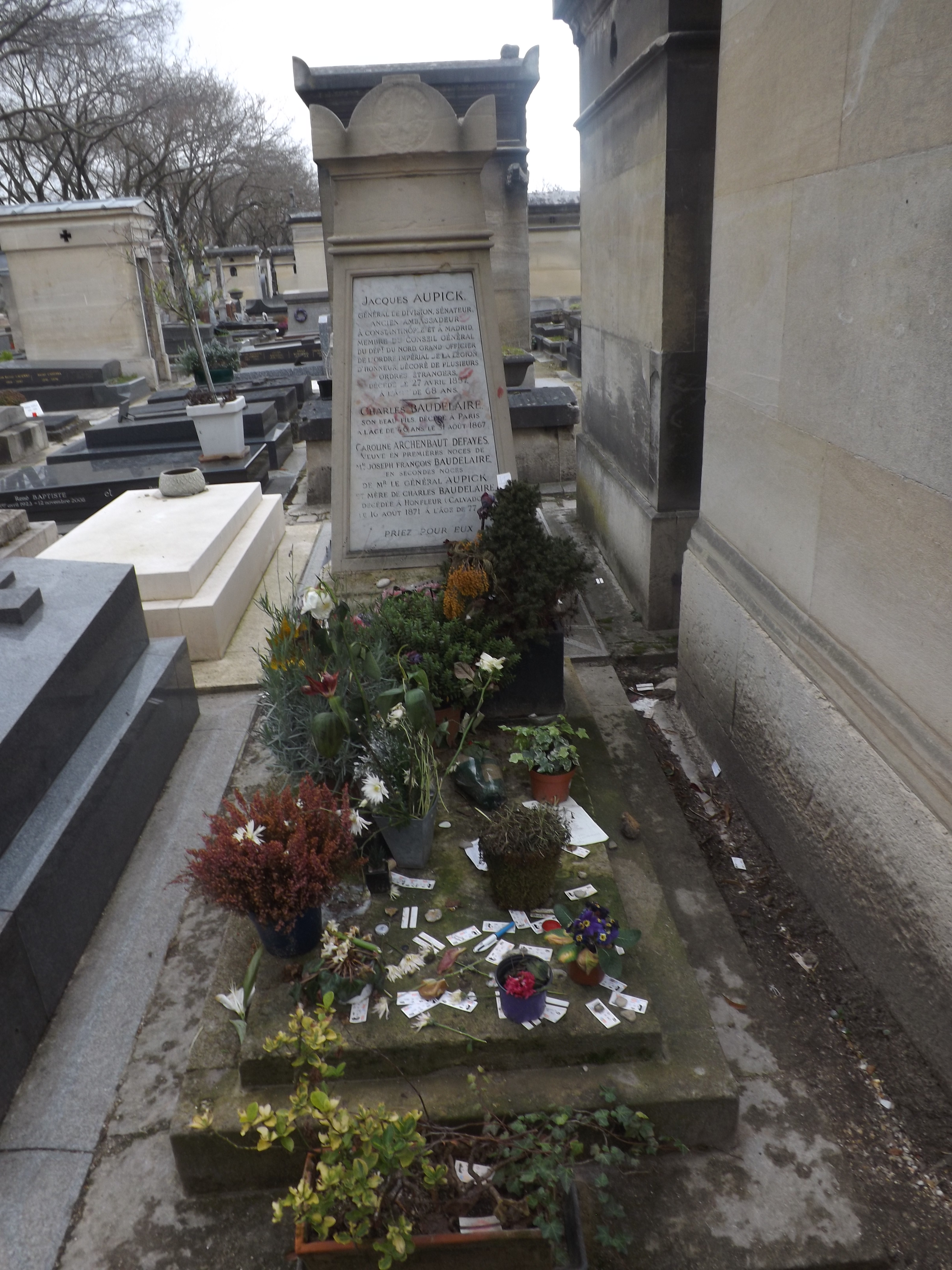 Tombe du poète Charles Baudelaire au cimetière du Montparnasse à Paris