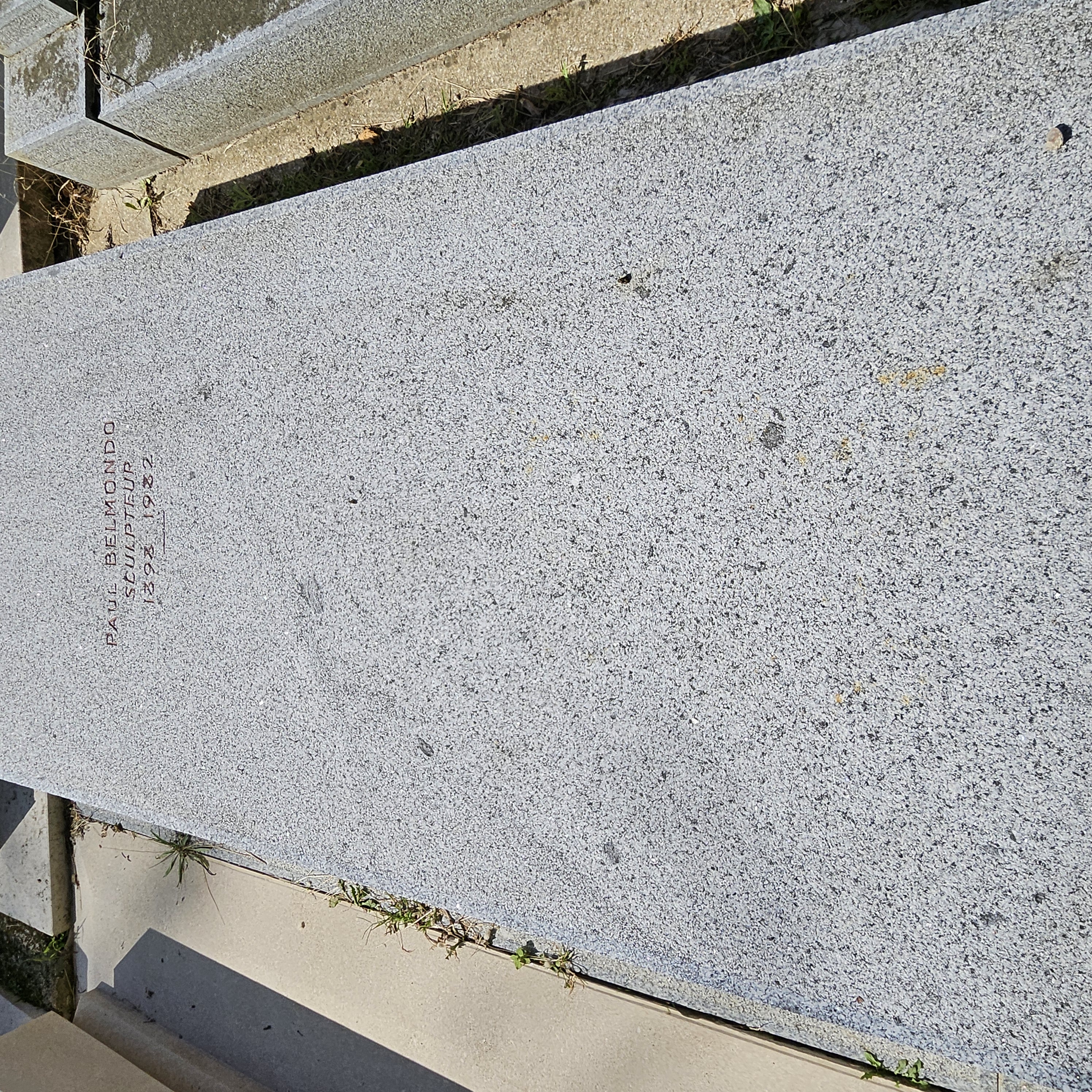 Tombe du sculpteur Paul Belmondo au cimetière du Montparnasse à Paris