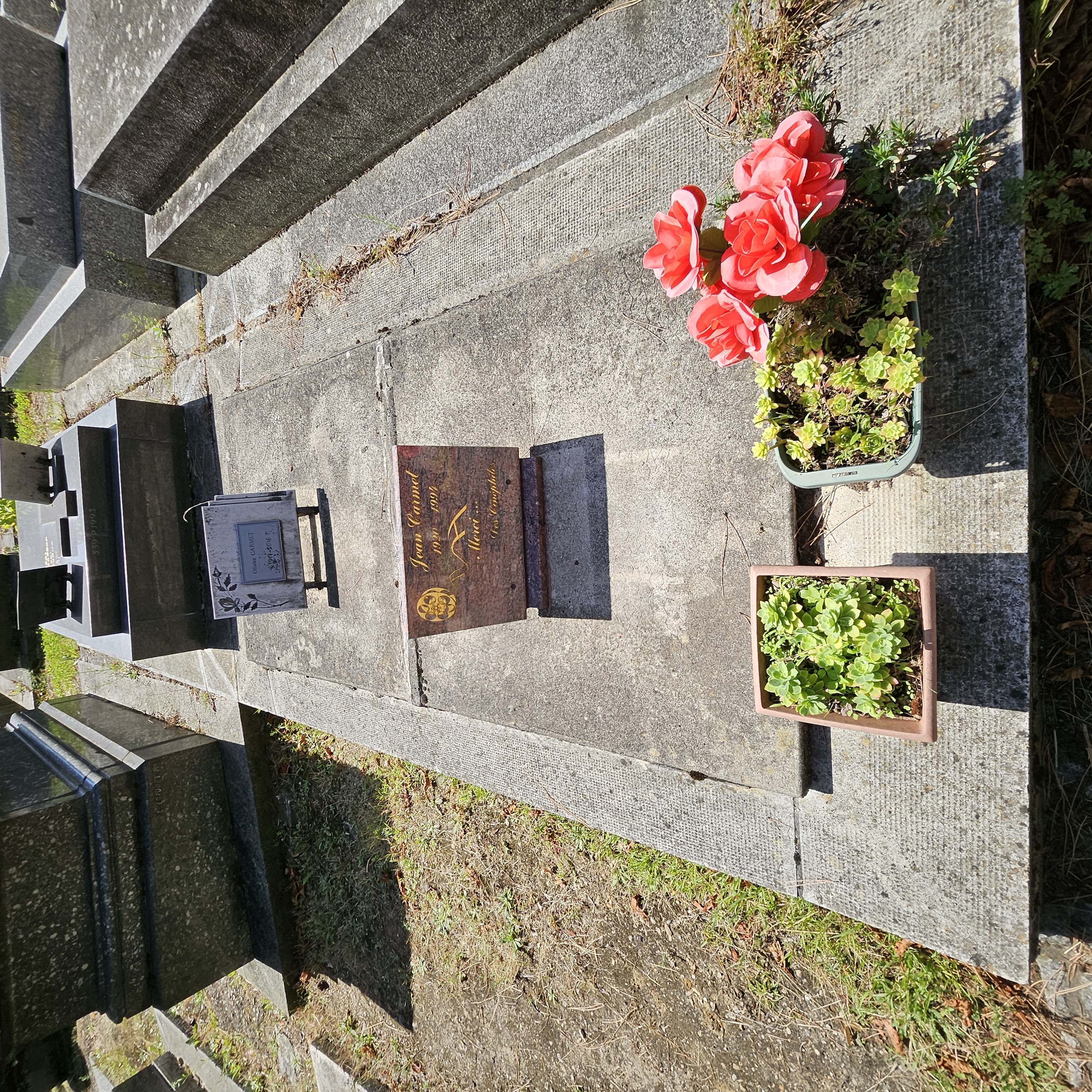 Tombe de Jean Carmet au cimetière du Montparnasse à Paris