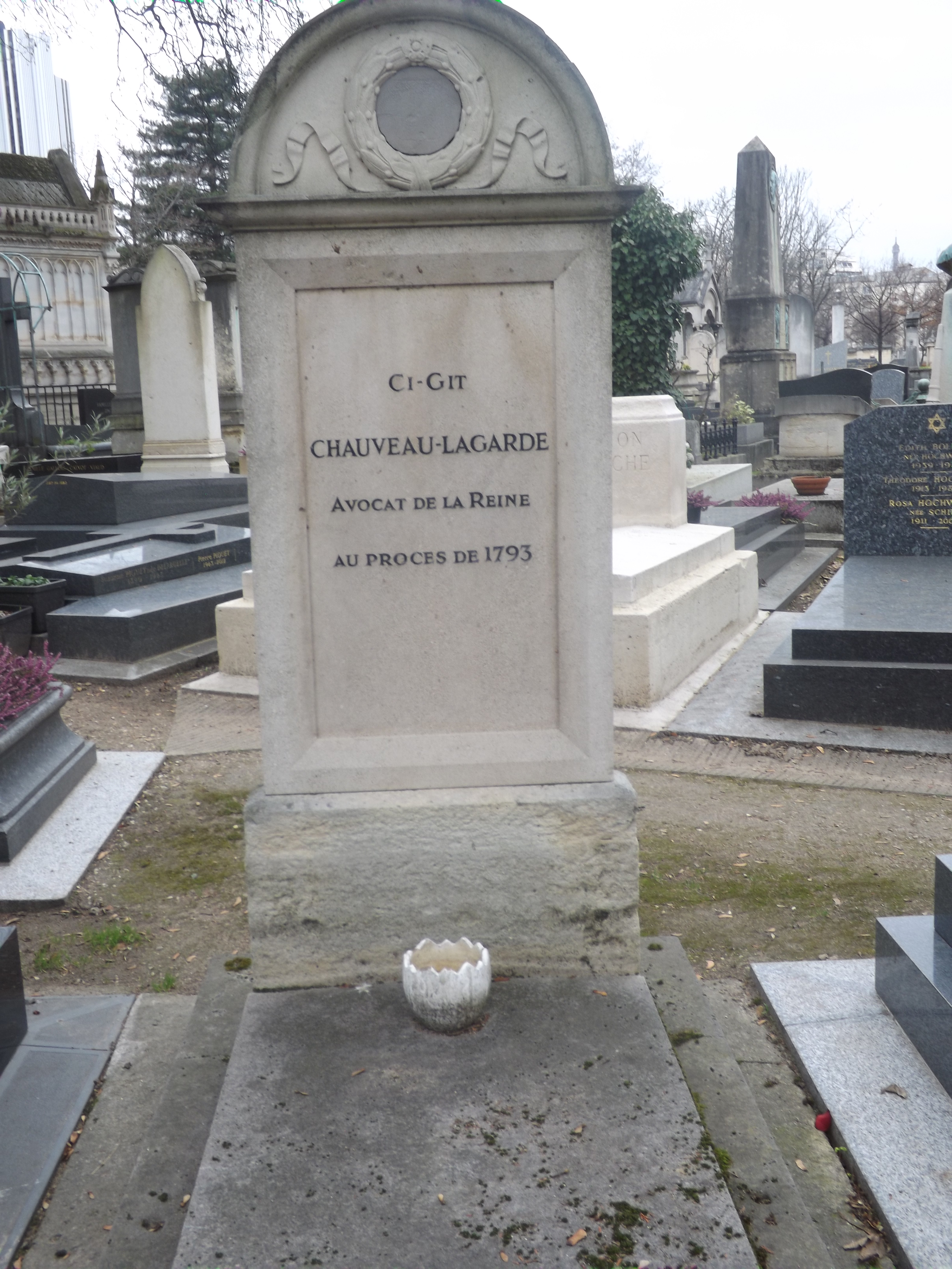 Tombe de Claude-Fran&ccedil;ois Chauveau-Lagarde au cimeti&egrave;re du Montparnasse