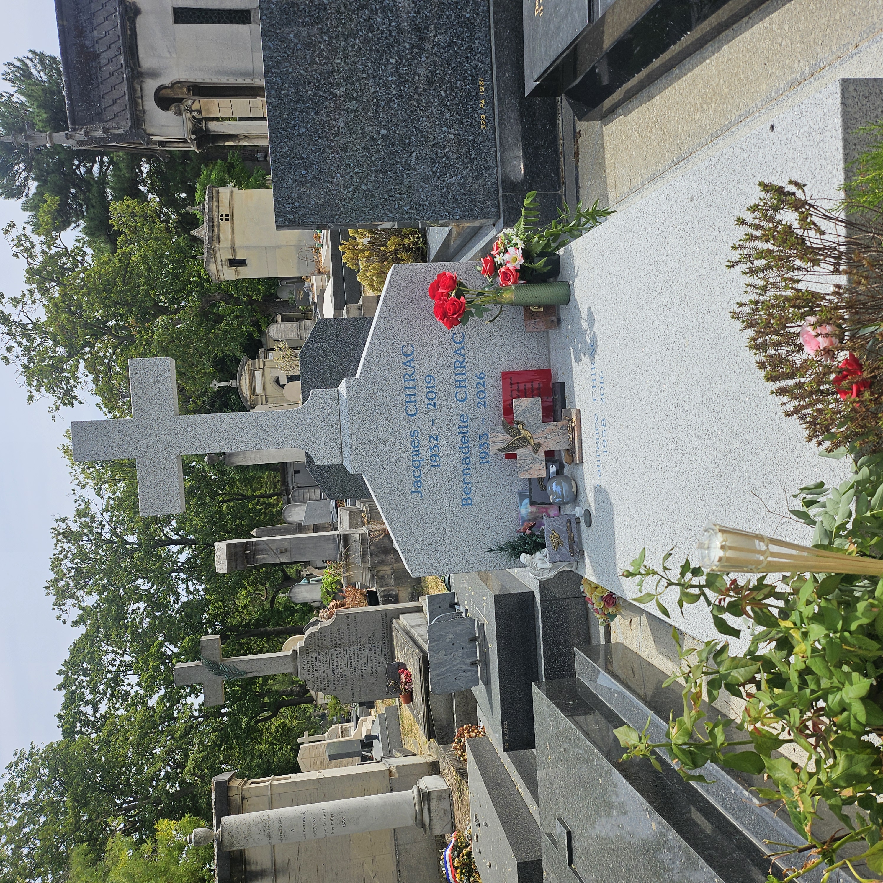 Tombe de Jacques Chirac au cimetière du Montparnasse à Paris