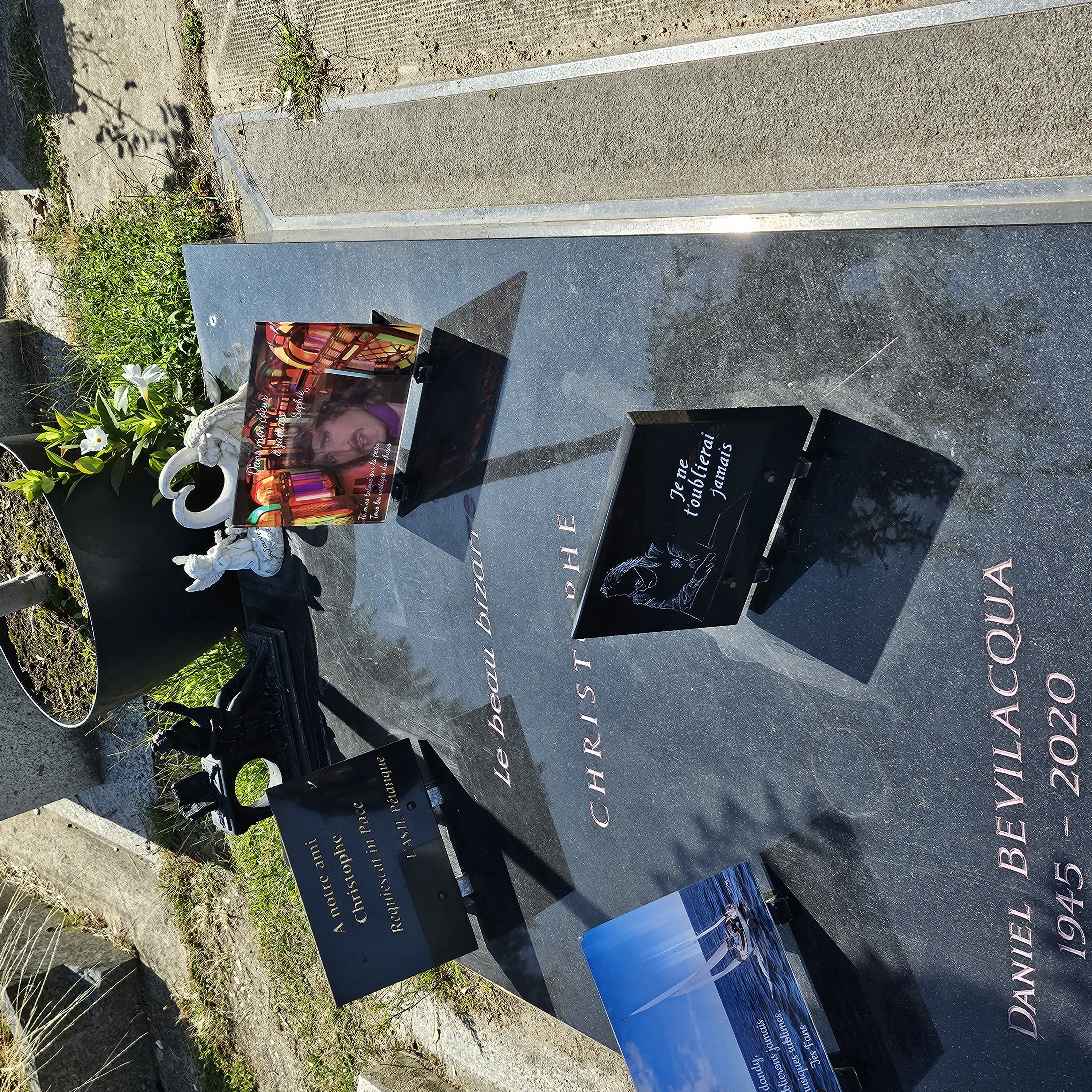 Tombe de Christophe au cimeti&egrave;re du Montparnasse