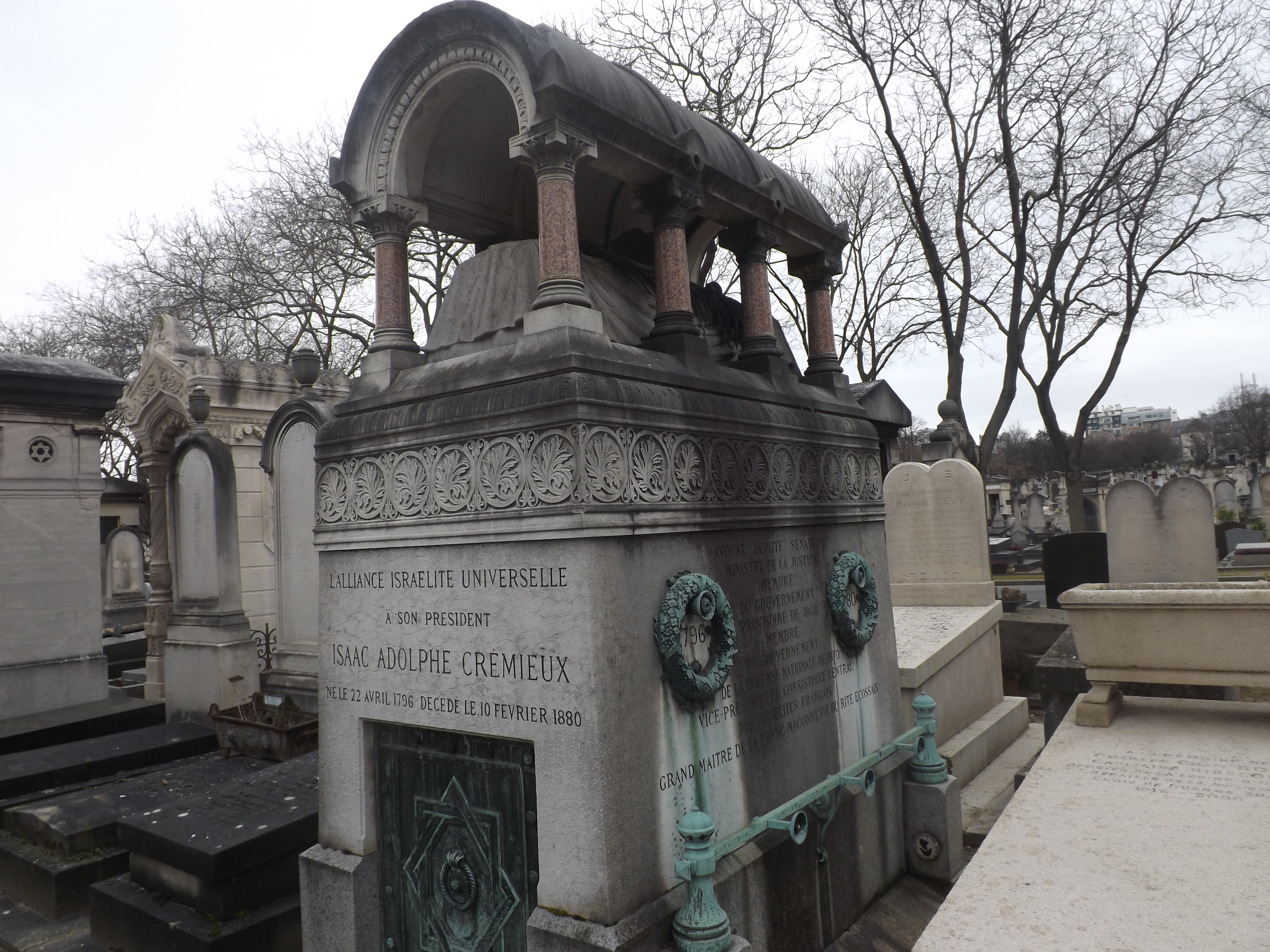 Tombe de Adolphe Crémieux au cimetière du Montparnasse à Paris