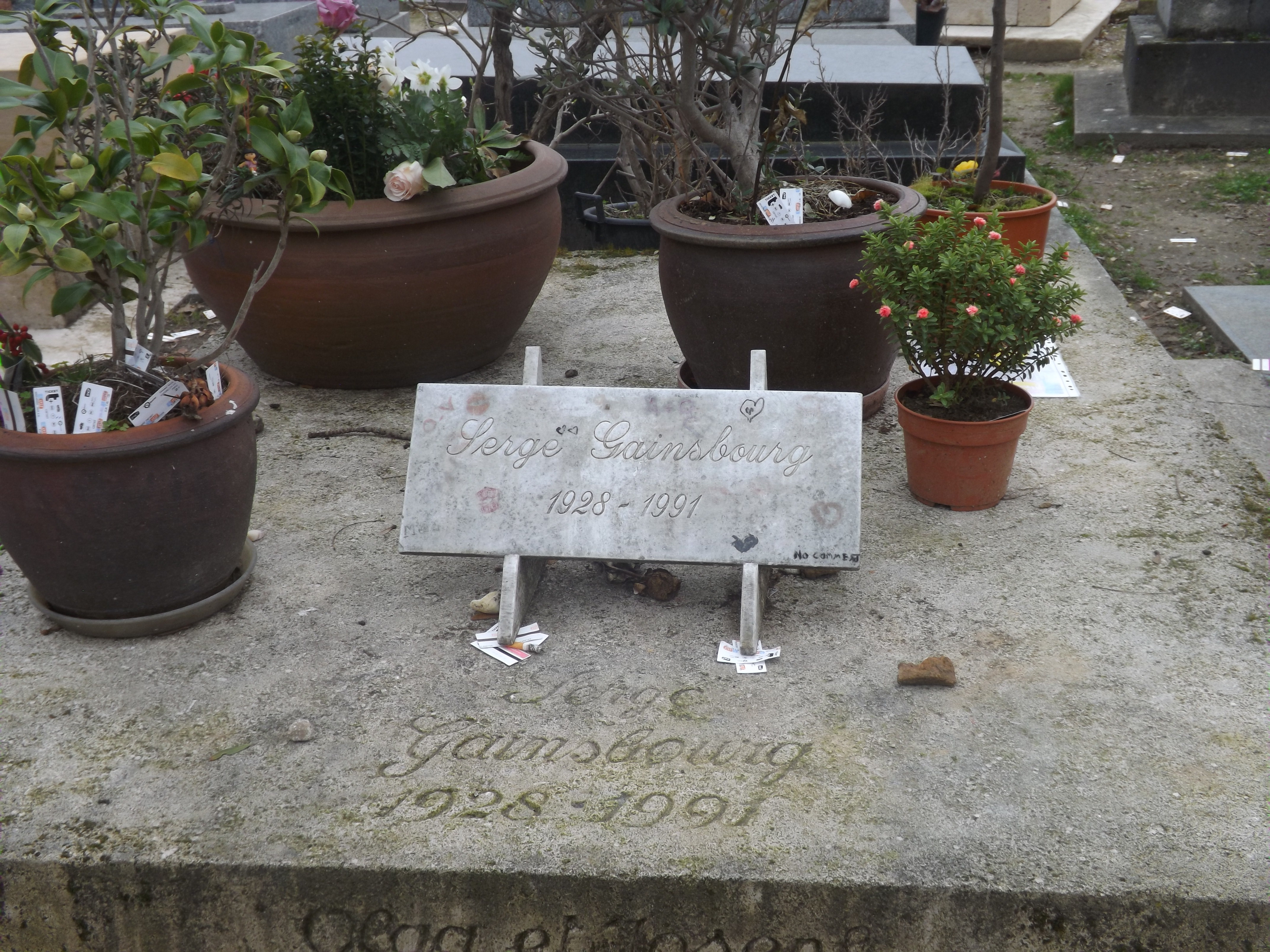 Tombe de Serge Gainsbourg au cimetière du Montparnasse à Paris