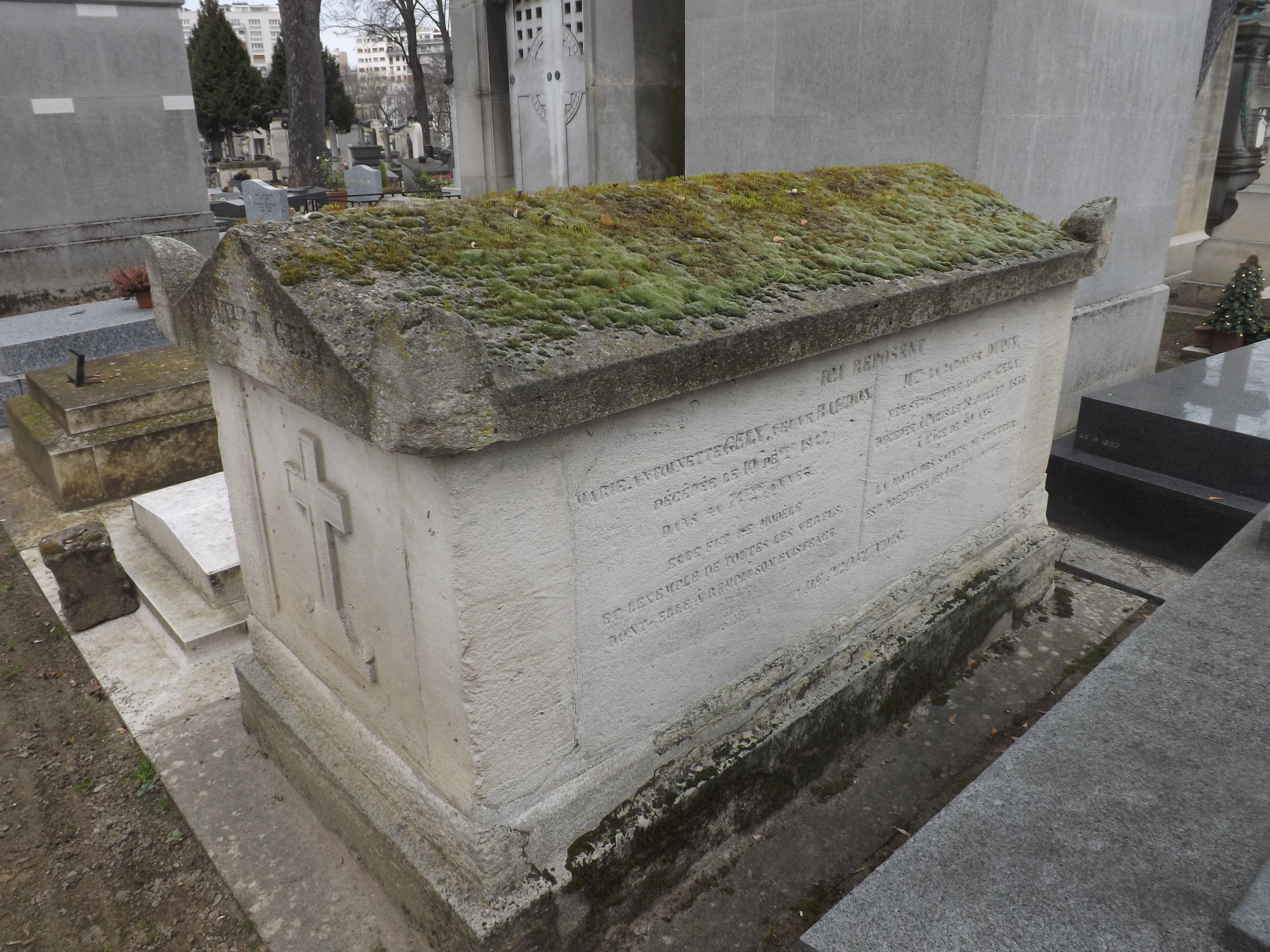 Tombe de Louise G&eacute;ly Danton au cimeti&egrave;re du Montparnasse