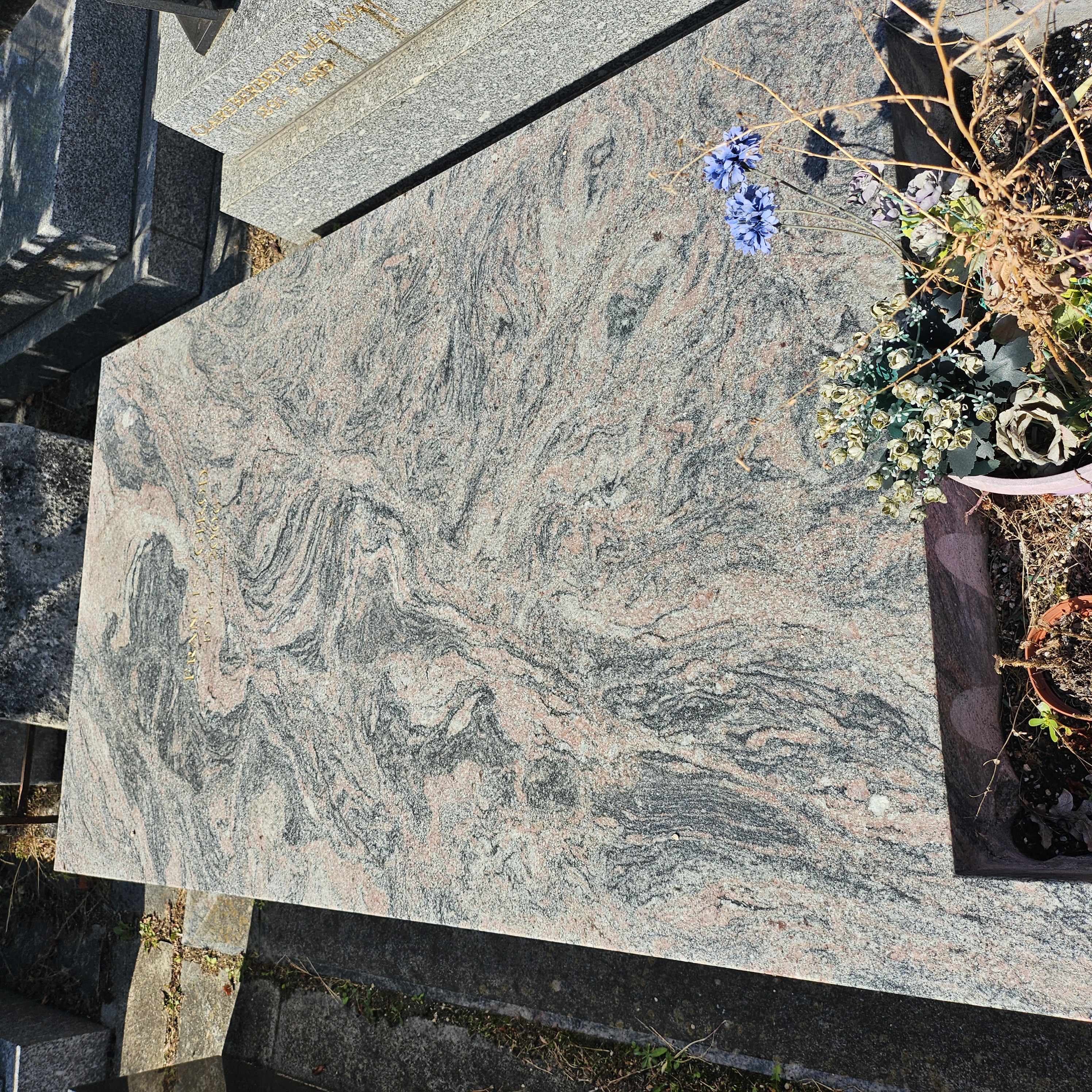 Tombe de Francis Girod au cimeti&egrave;re du Montparnasse