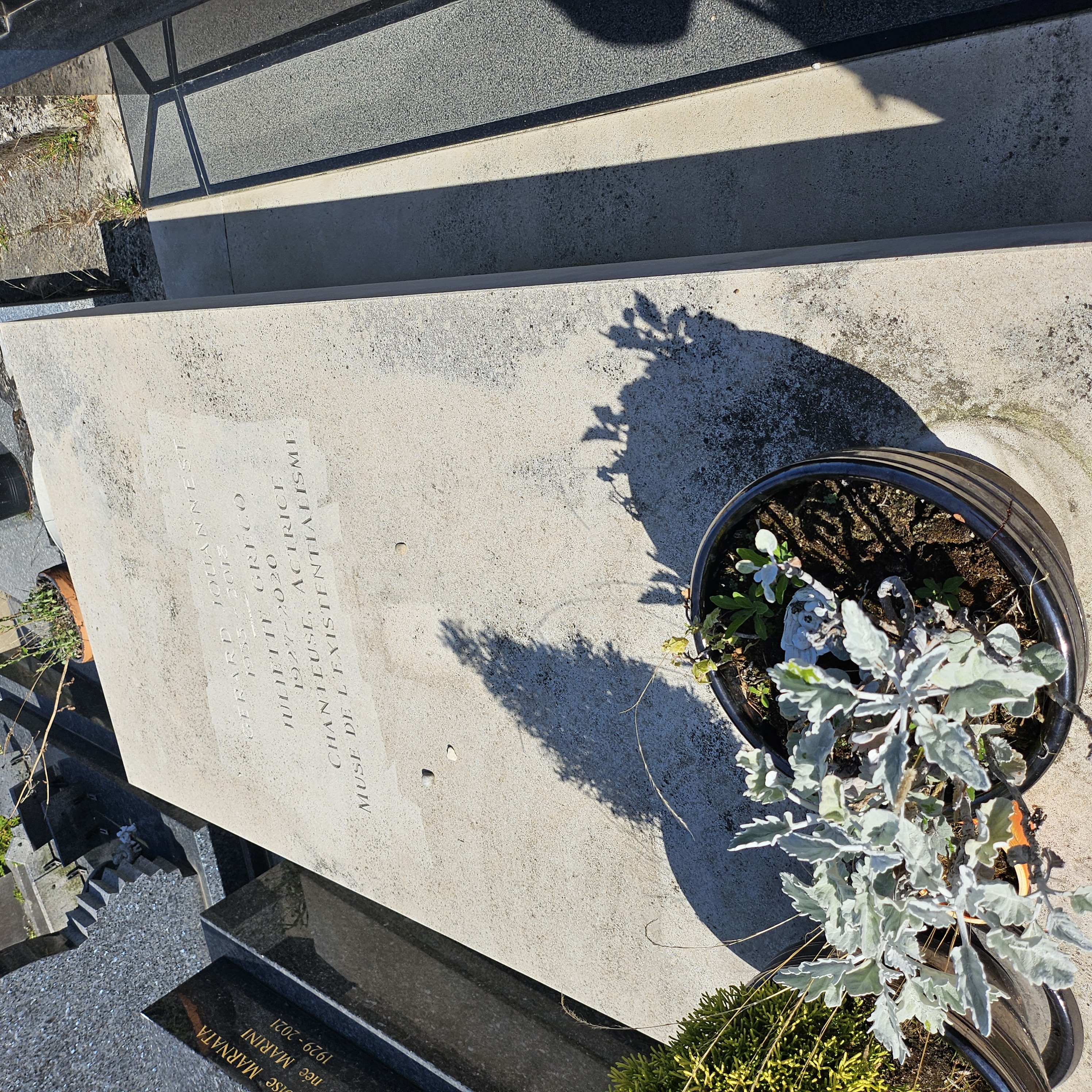 Tombe de Juliette Gréco au cimetière du Montparnasse à Paris