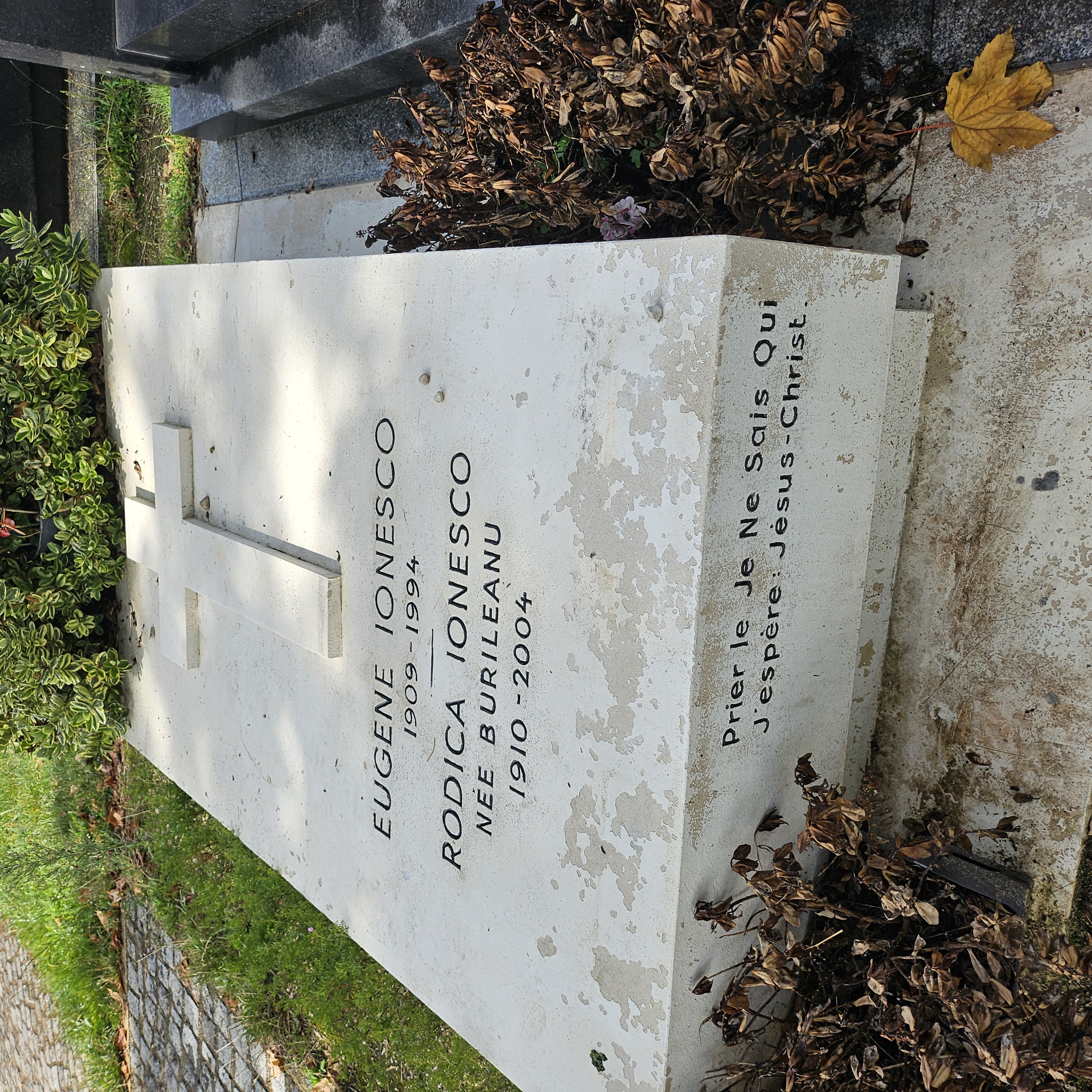 Tombe de Eugène Ionesco au cimetière du Montparnasse à Paris