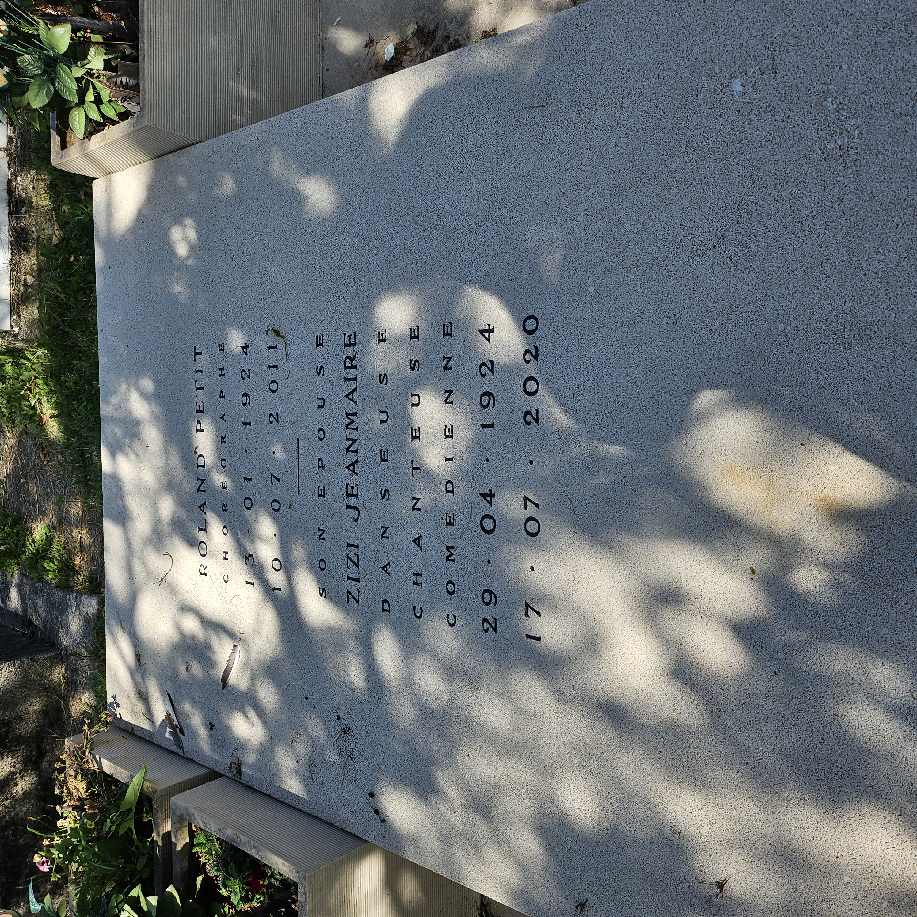 Tombe de Zizi Jeanmaire au cimetière du Montparnasse à Paris