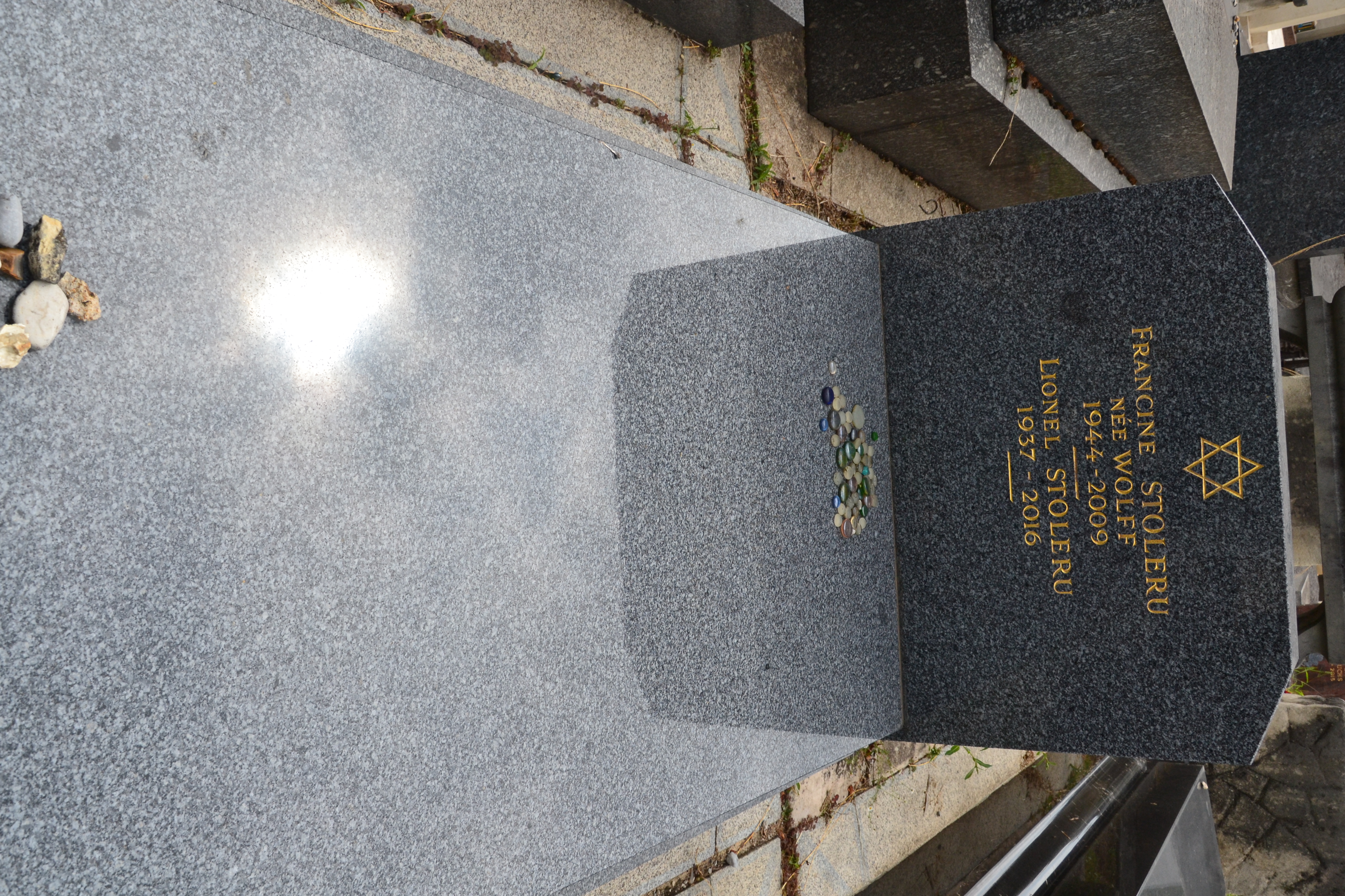 Tombe de Lionel Stol&eacute;ru