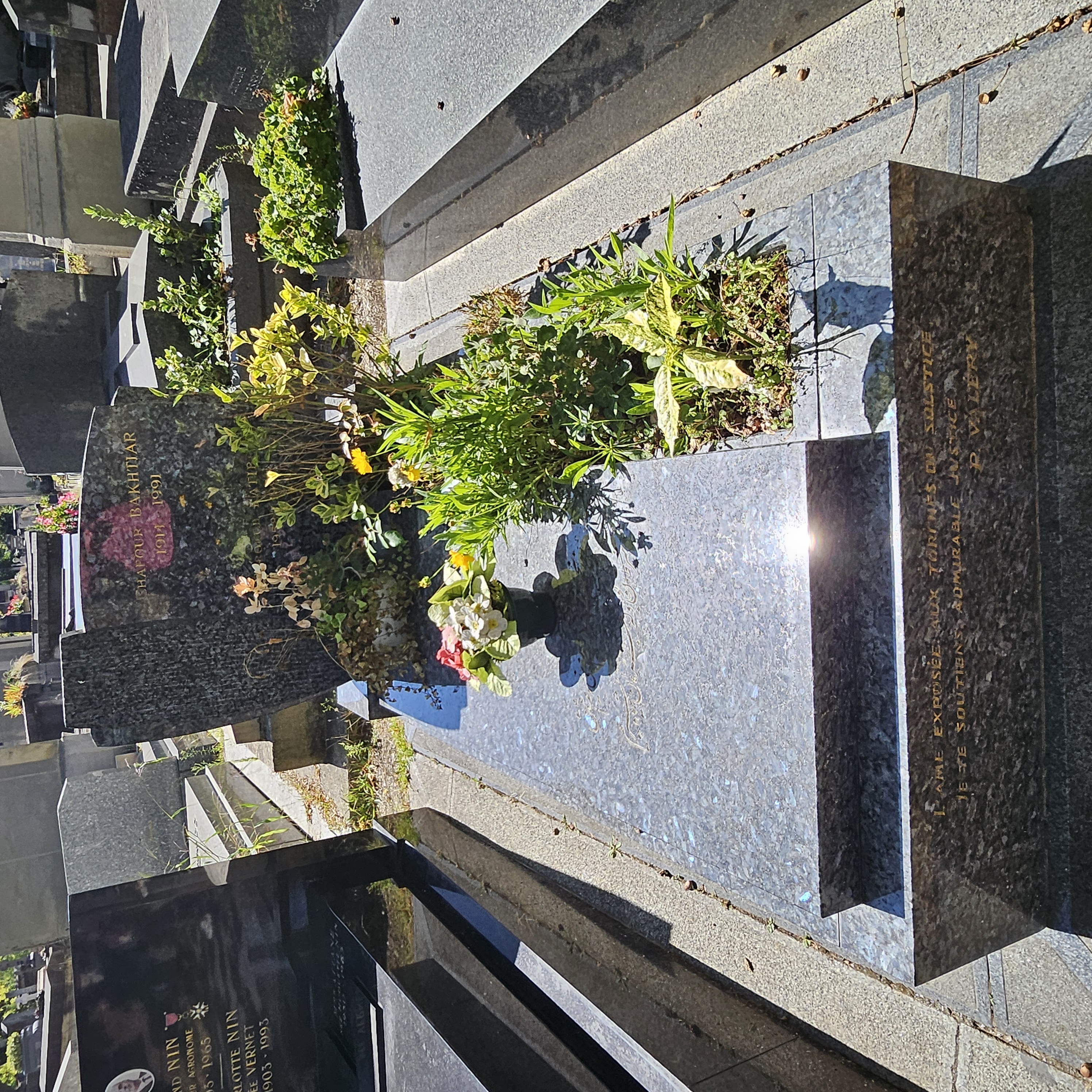 Tombe de Chapour Bakhtiar au cimetière du Montparnasse à Paris