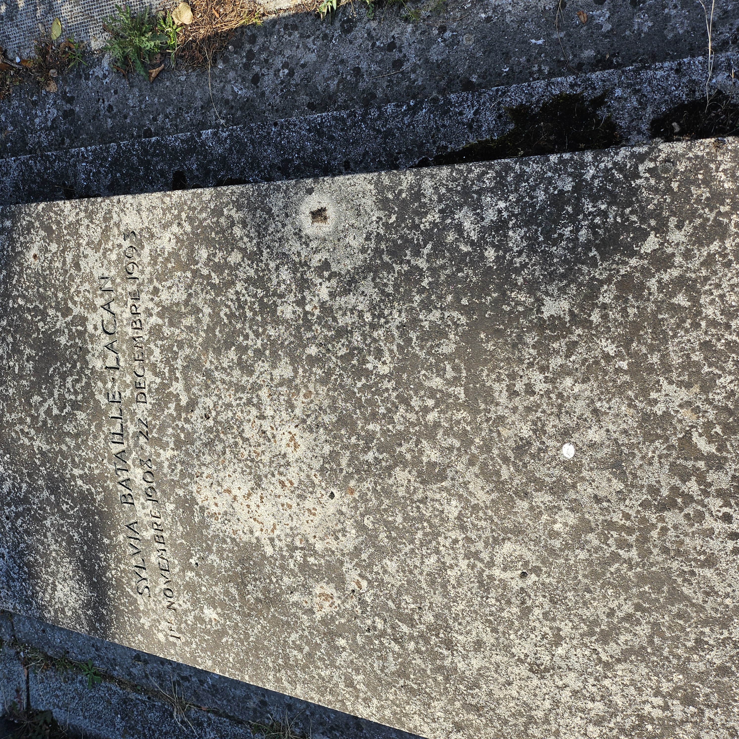 Tombe de l'actrice Sylvia Bataille-Lacan au cimetière du Montparnasse à Paris