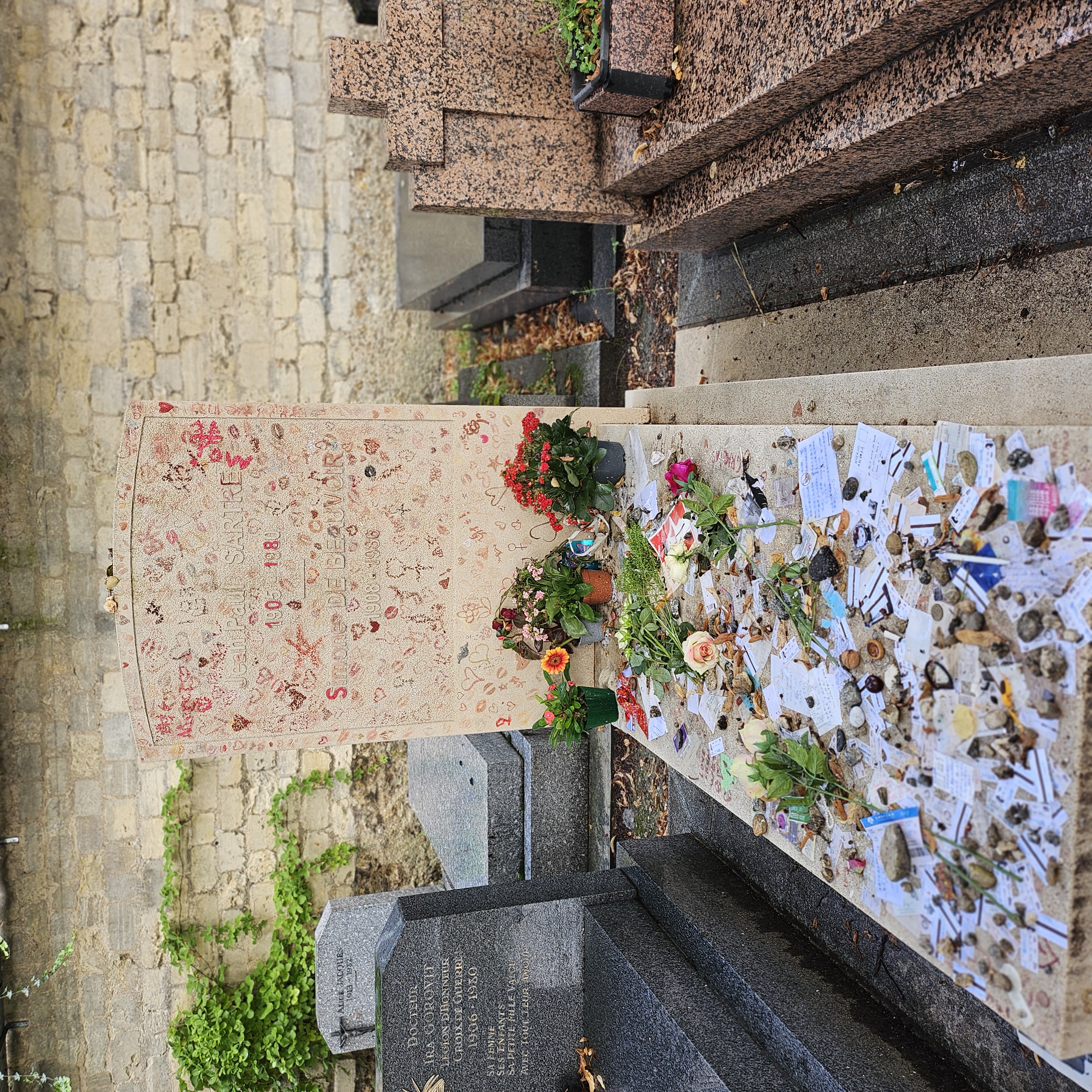 Tombe de la philosophe Simone de Beauvoir au cimetière du Montparnasse à Paris