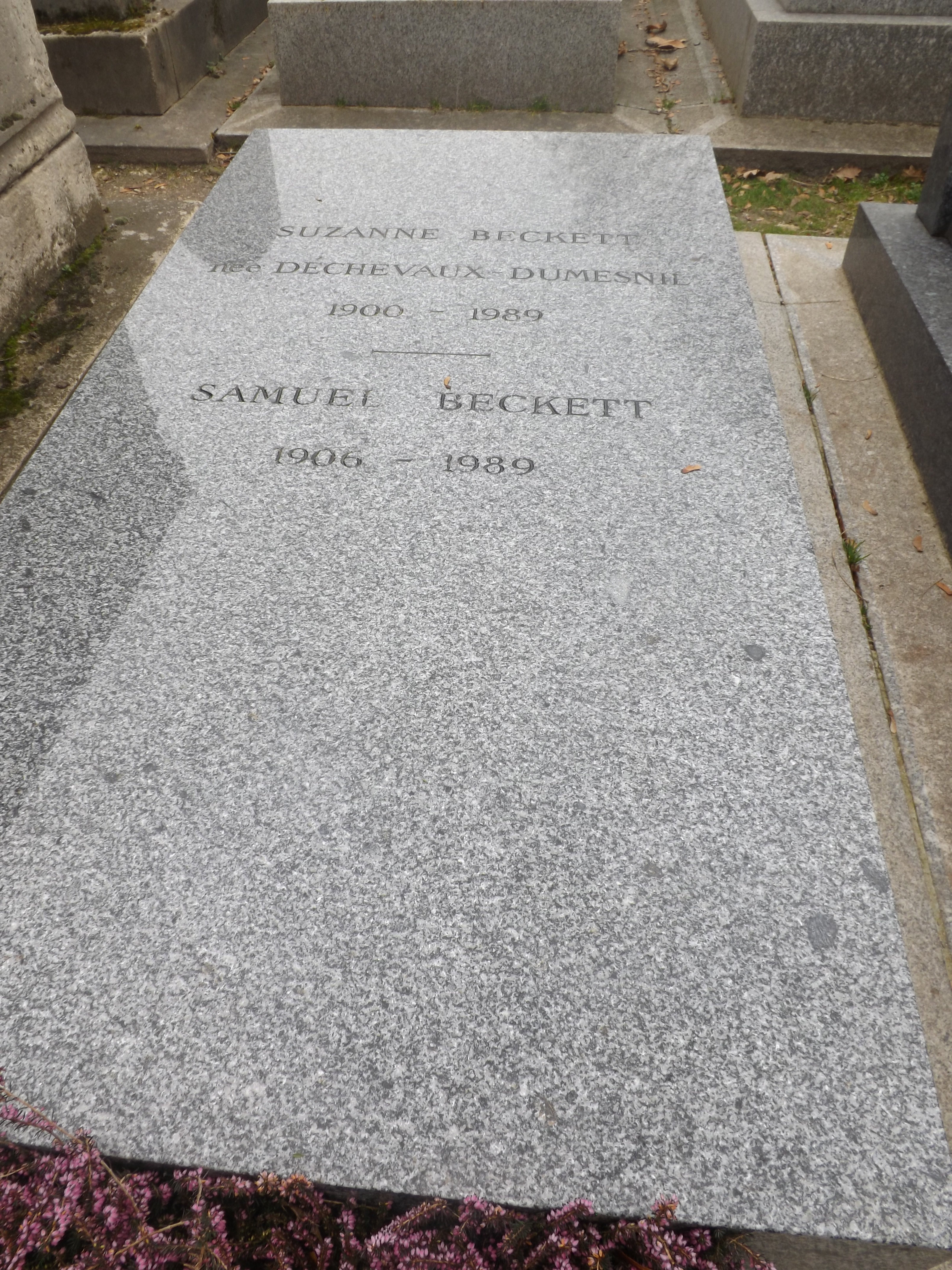 Tombe du dramaturge Samuel Beckett au cimetière du Montparnasse à Paris
