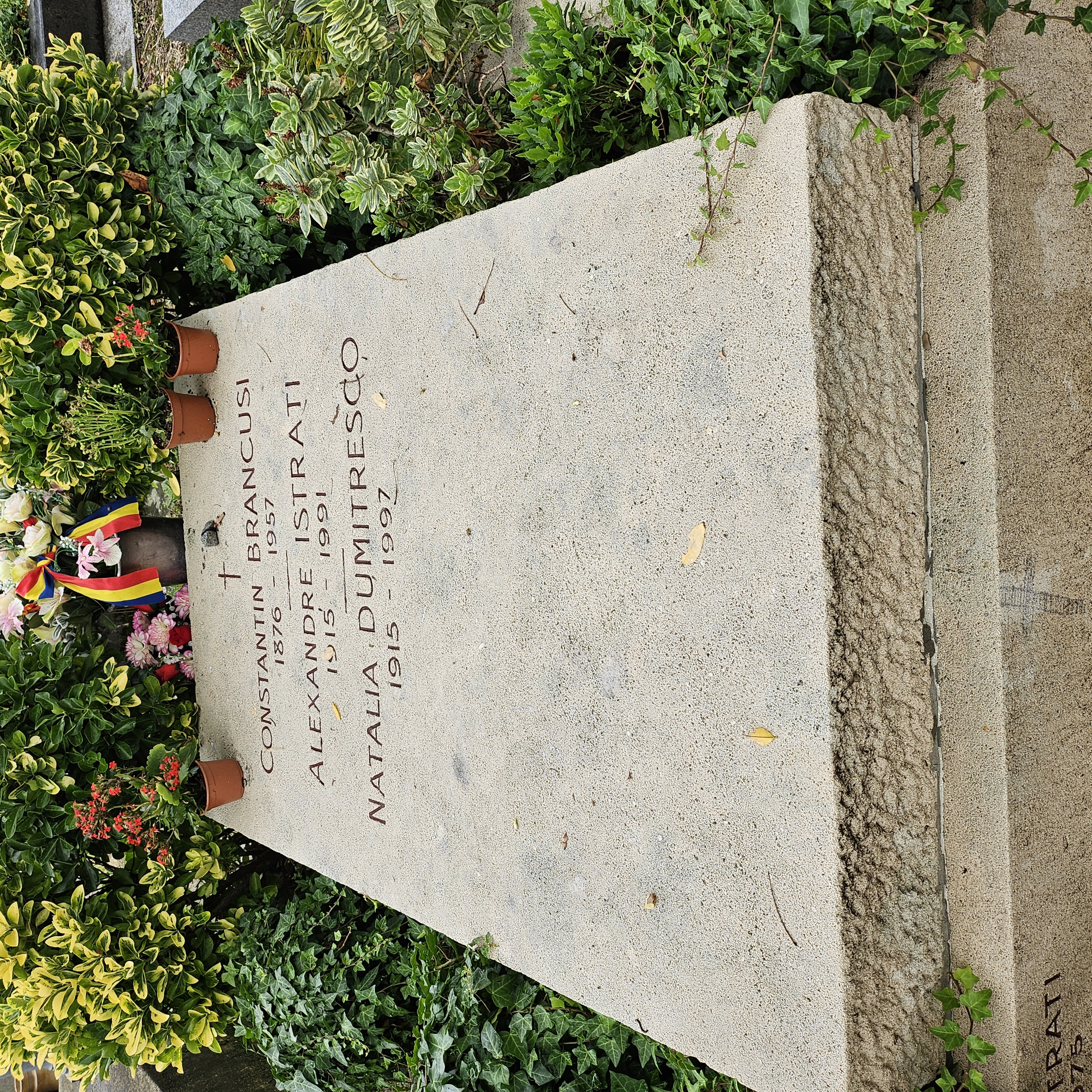 Tombe de Constantin Brancusi au cimetière du Montparnasse à Paris