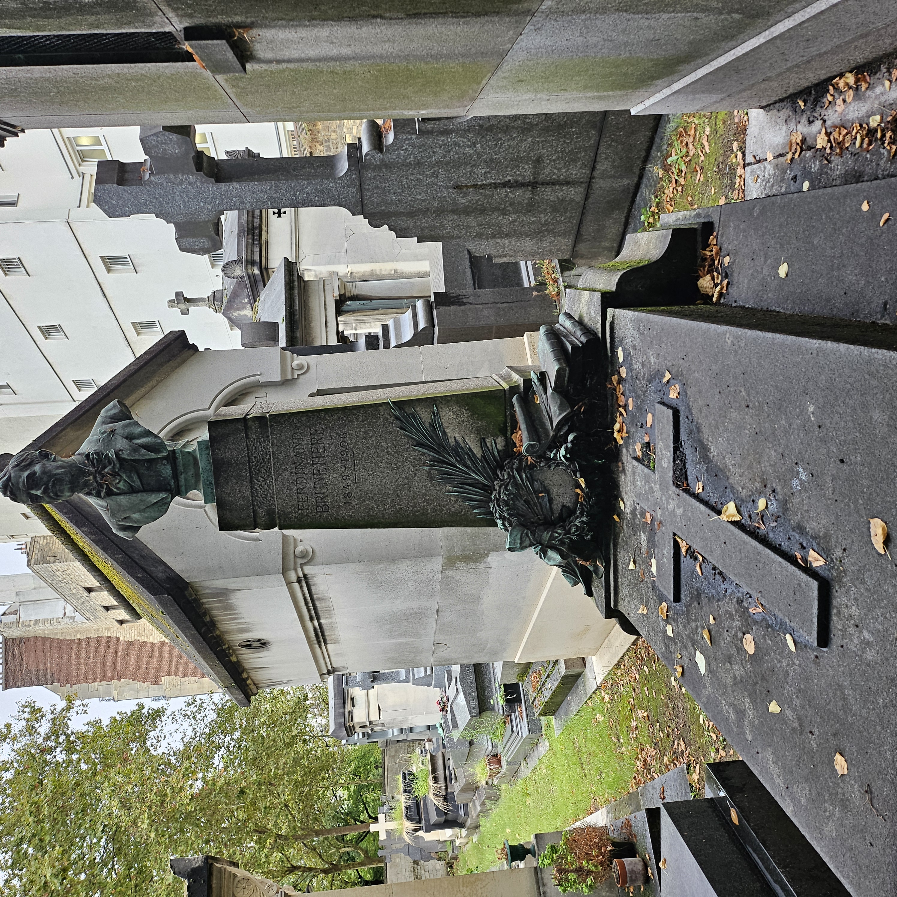 Tombe de Ferdinand Bruneti&egrave;re au cimeti&egrave;re du Montparnasse