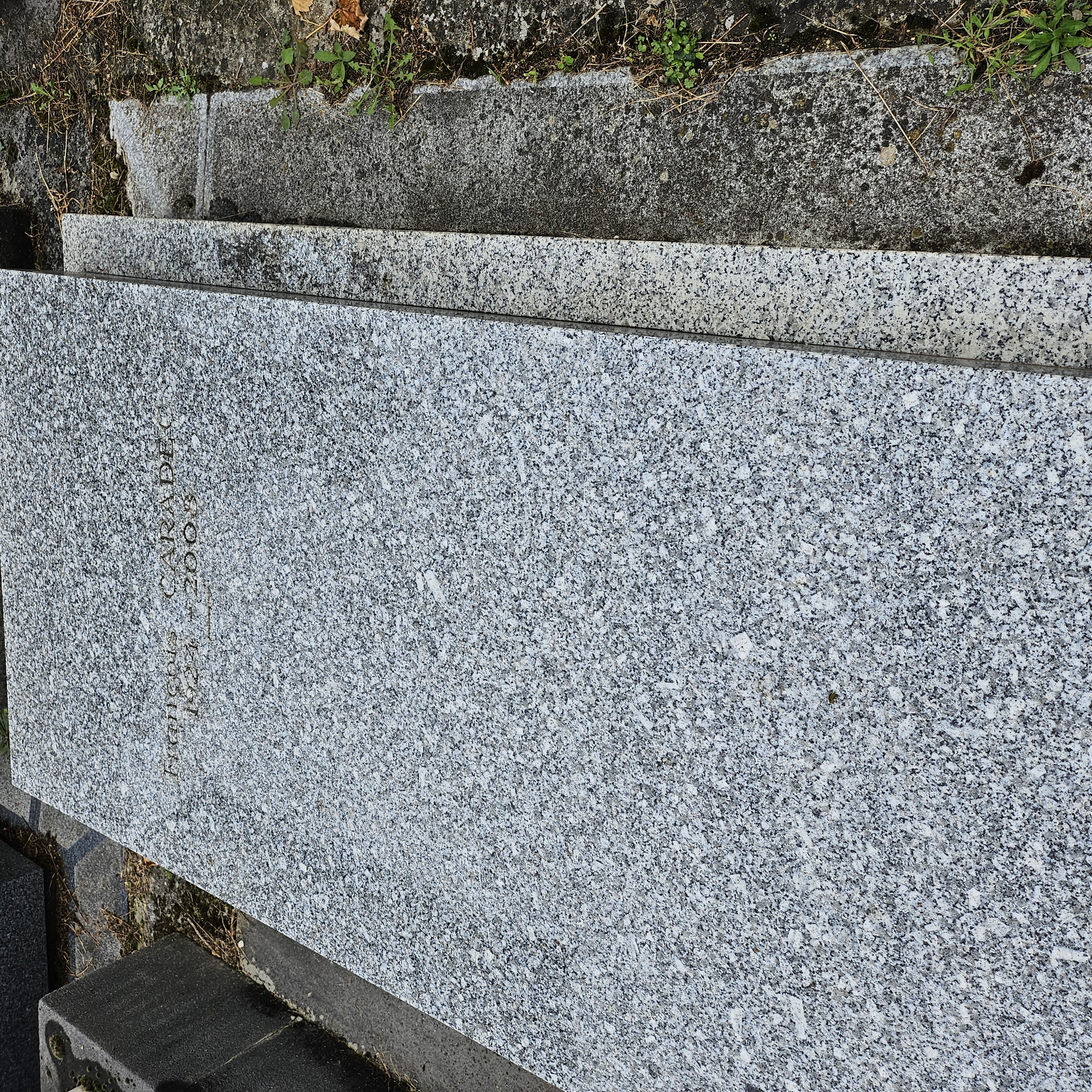 Tombe de François Caradec au cimetière du Montparnasse à Paris