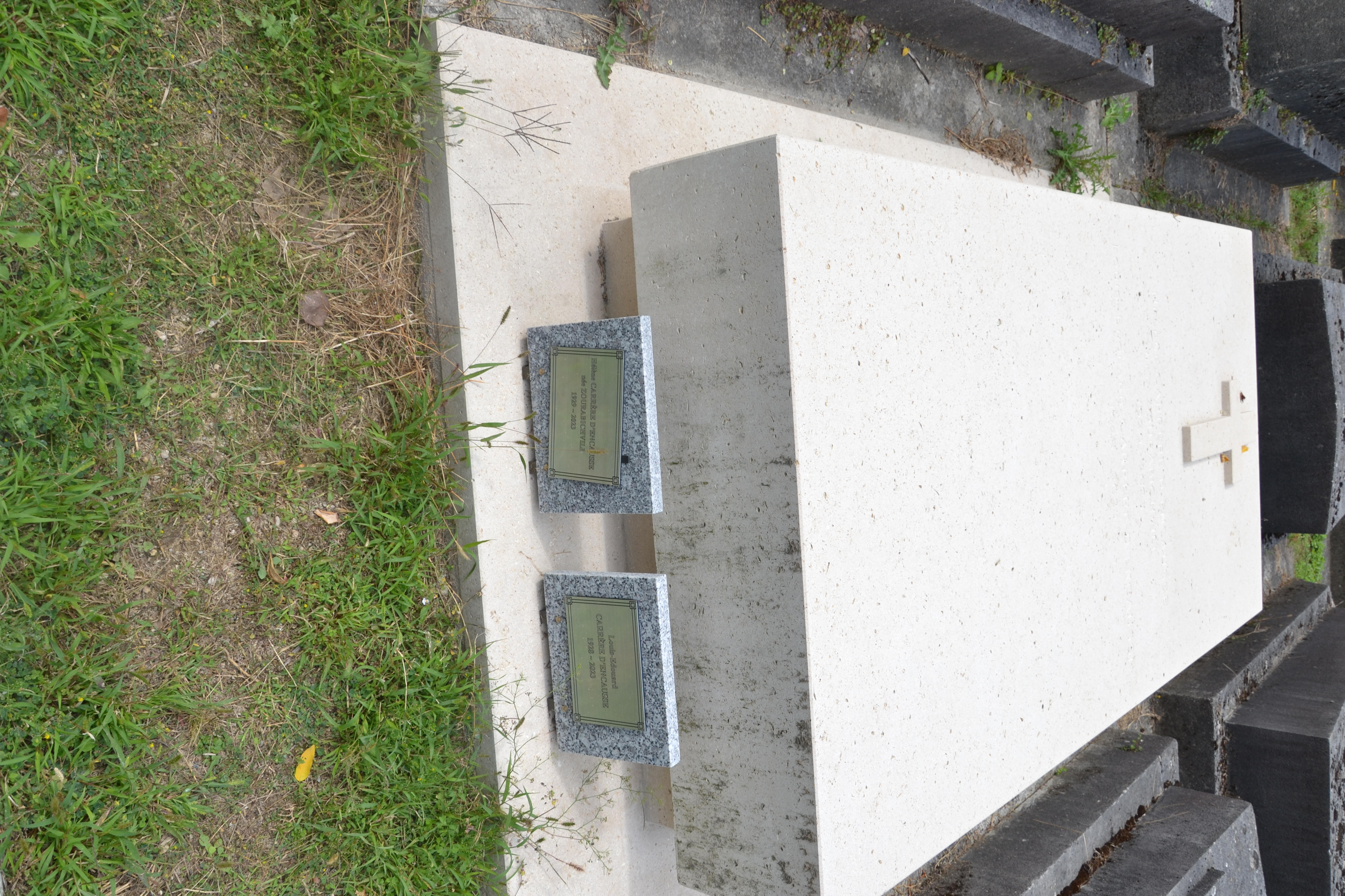 Tombe d'H&eacute;l&egrave;ne Carr&egrave;re d'Encausse au cimeti&egrave;re du Montparnasse