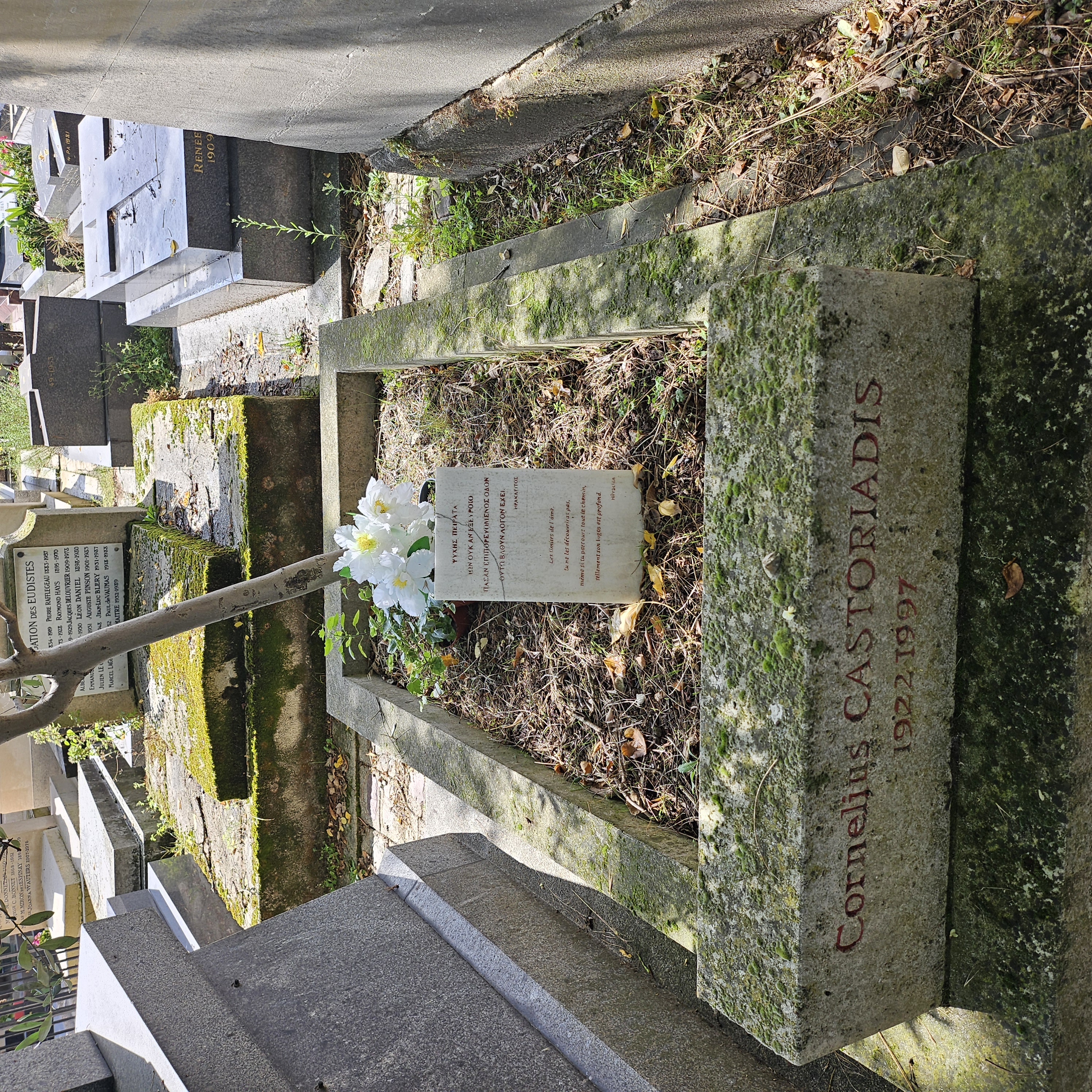Tombe de Corn&eacute;lius Castoriadis au cimeti&egrave;re du Montparnasse