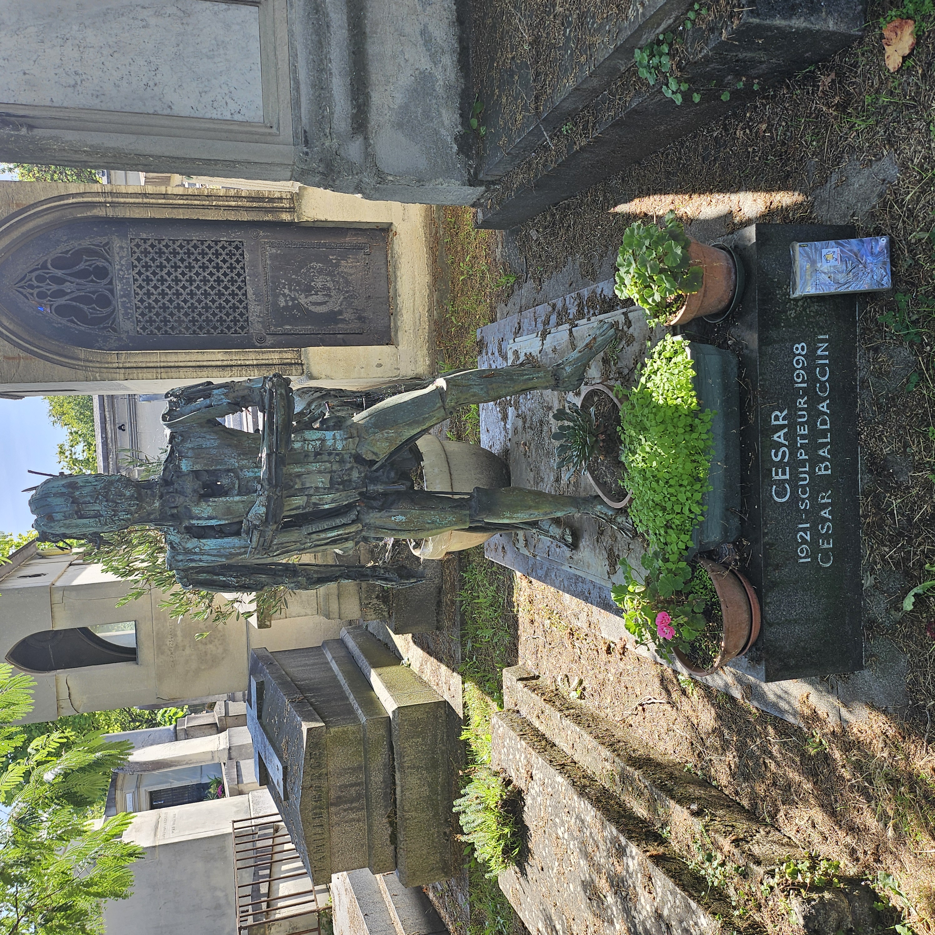 Tombe de César au cimetière du Montparnasse à Paris
