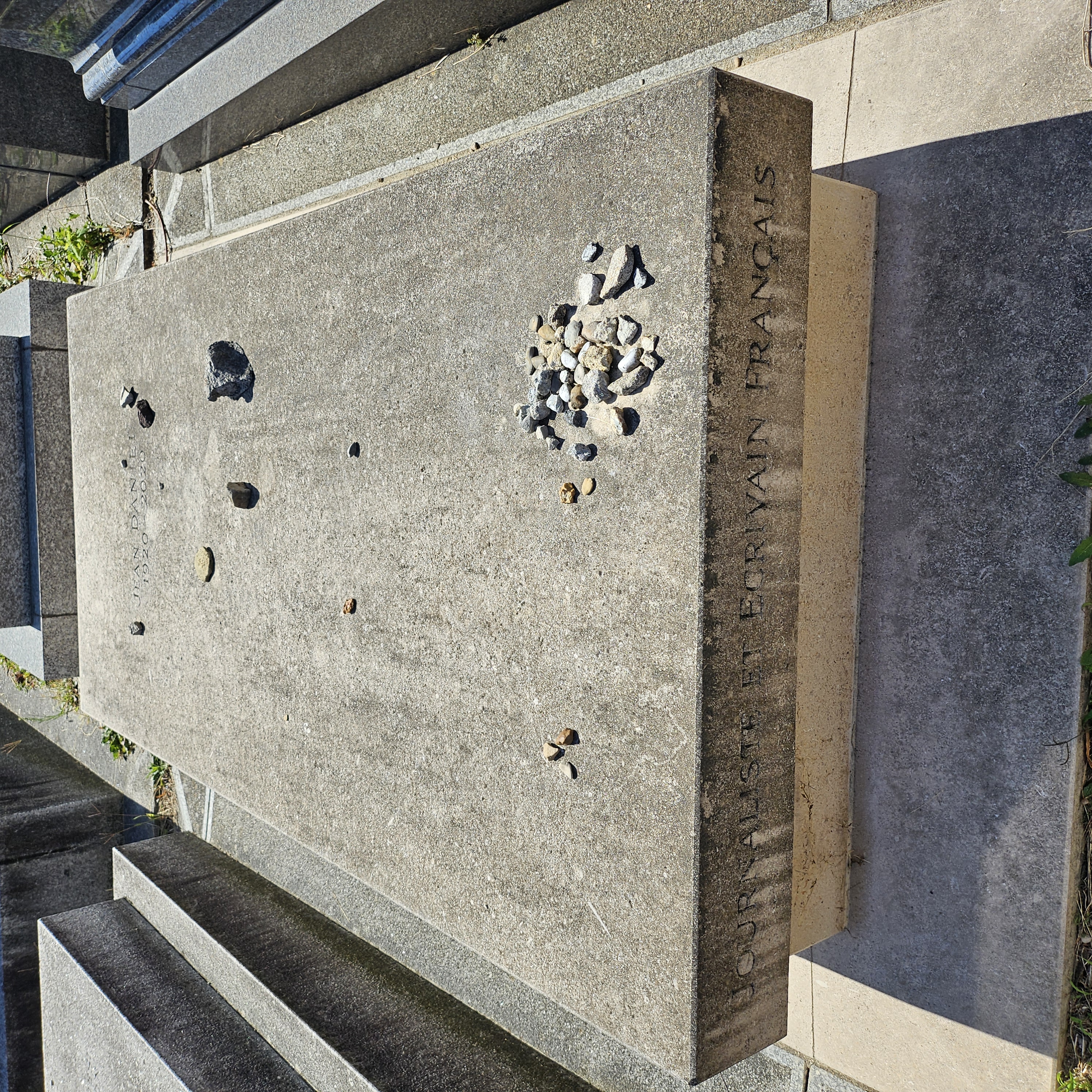 Tombe de Jean Daniel au cimeti&egrave;re du Montparnasse