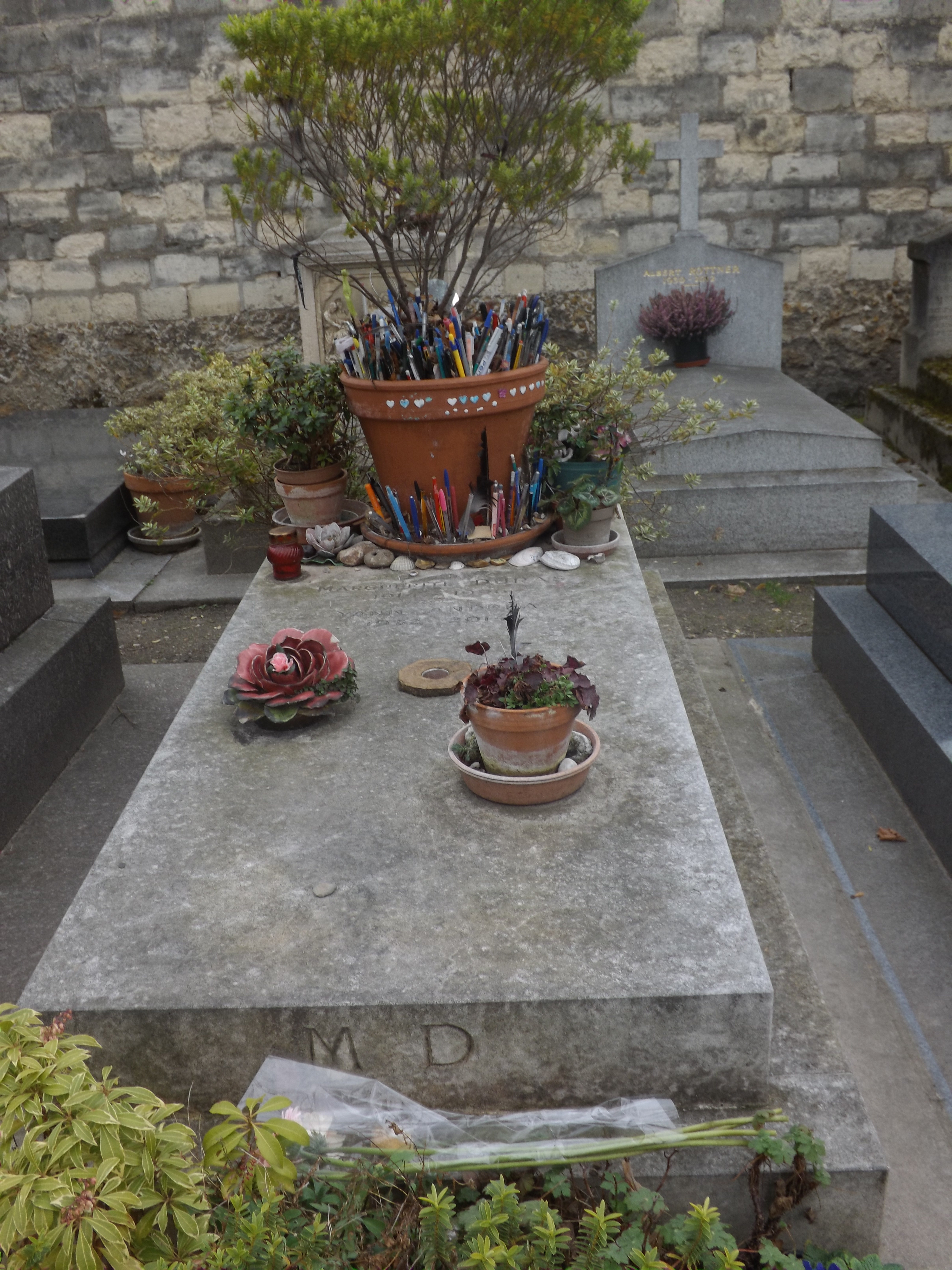 Tombe de Marguerite Duras au cimetière du Montparnasse à Paris