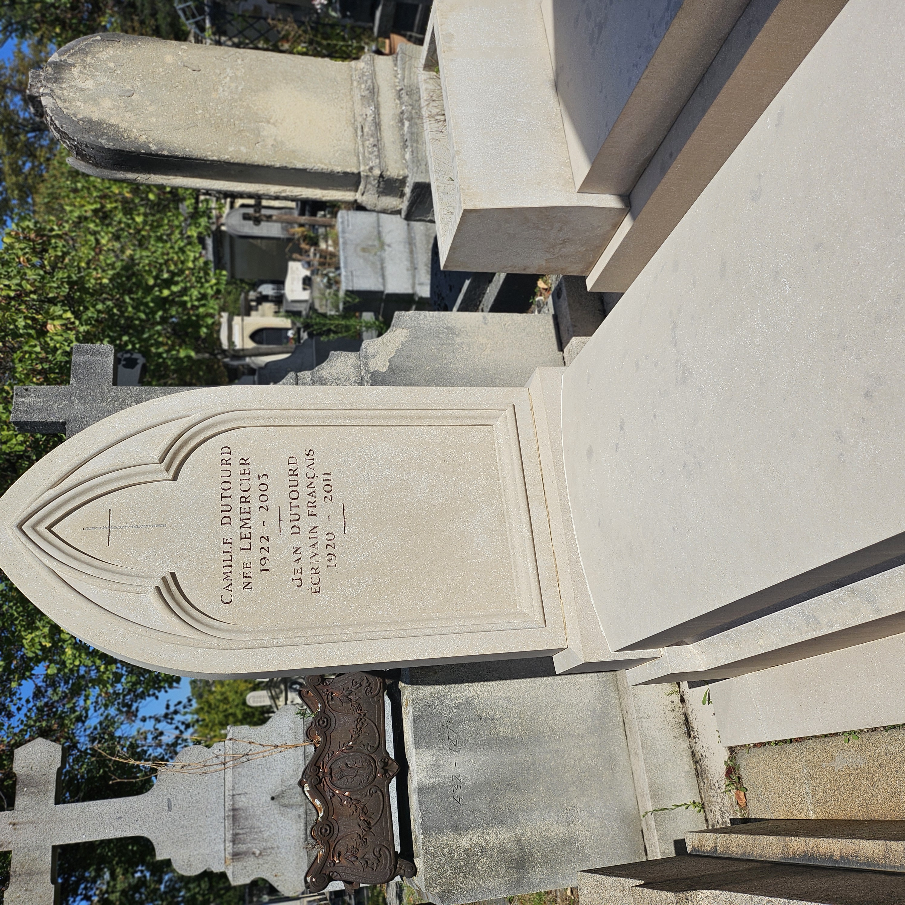 Tombe de Jean Dutourd au cimetière du Montparnasse à Paris