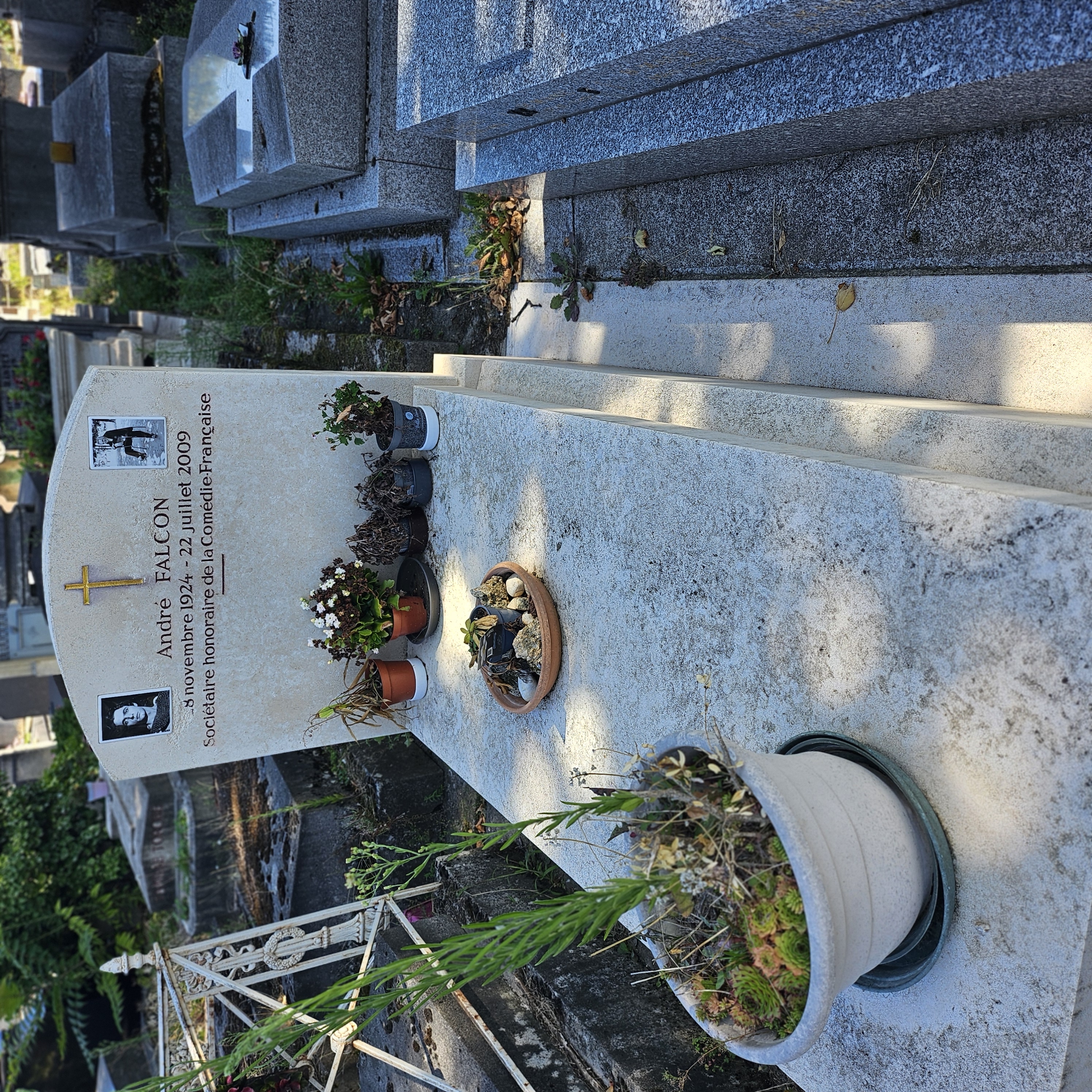 Tombe d'Andr&eacute; Falcon au cimeti&egrave;re du Montparnasse