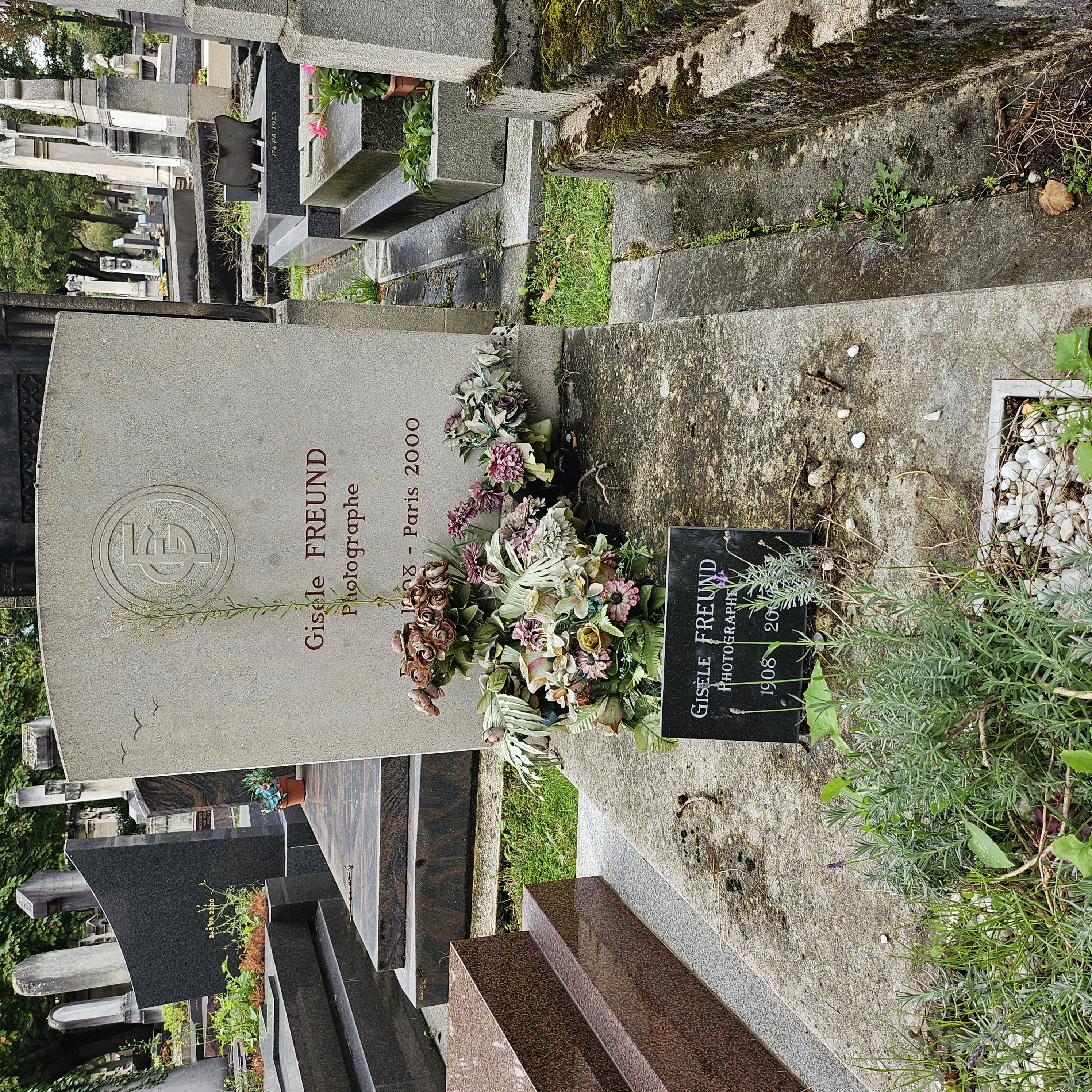 Tombe de Gisèle Freund au cimetière du Montparnasse à Paris