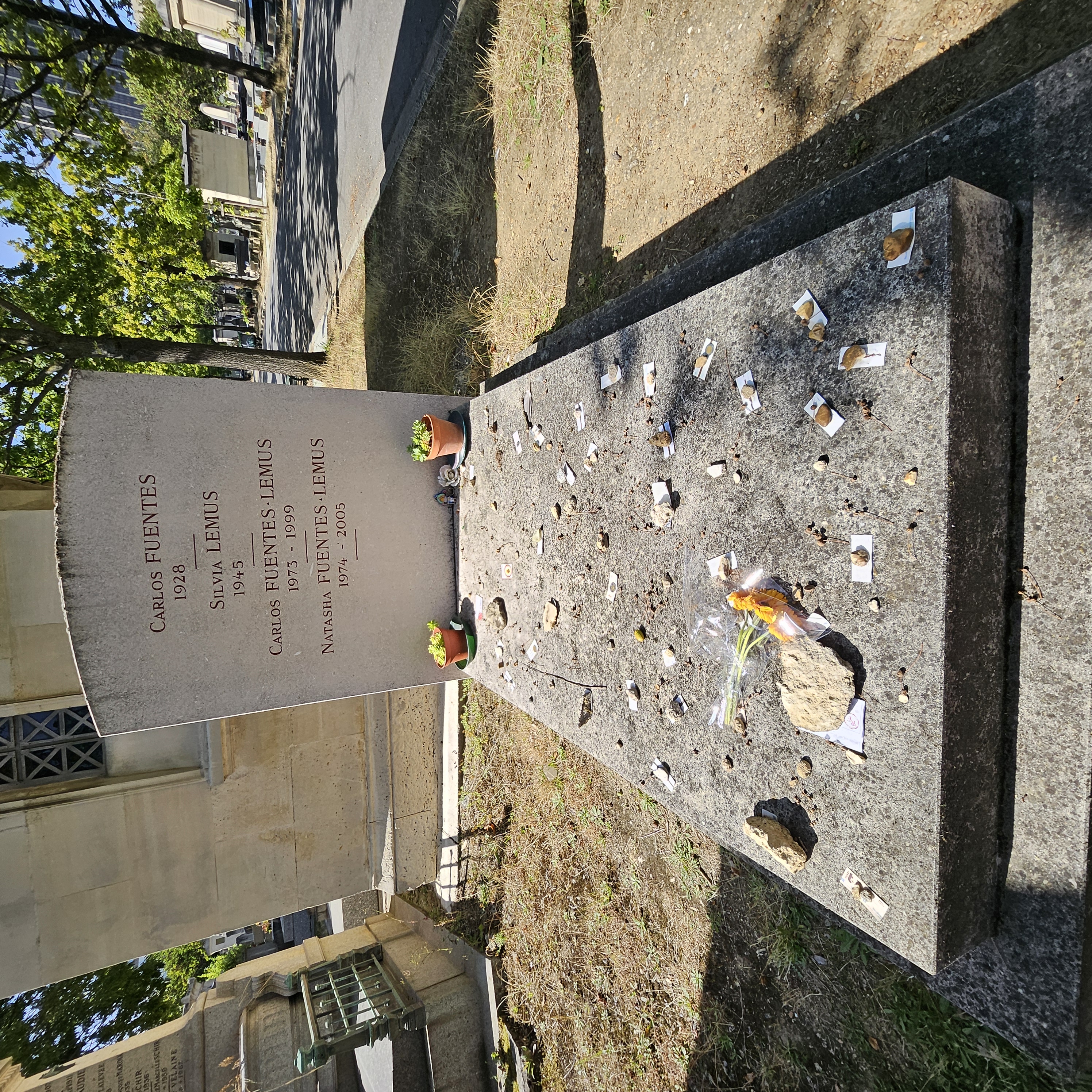 Tombe de Carlos Fuentes au cimetière du Montparnasse à Paris