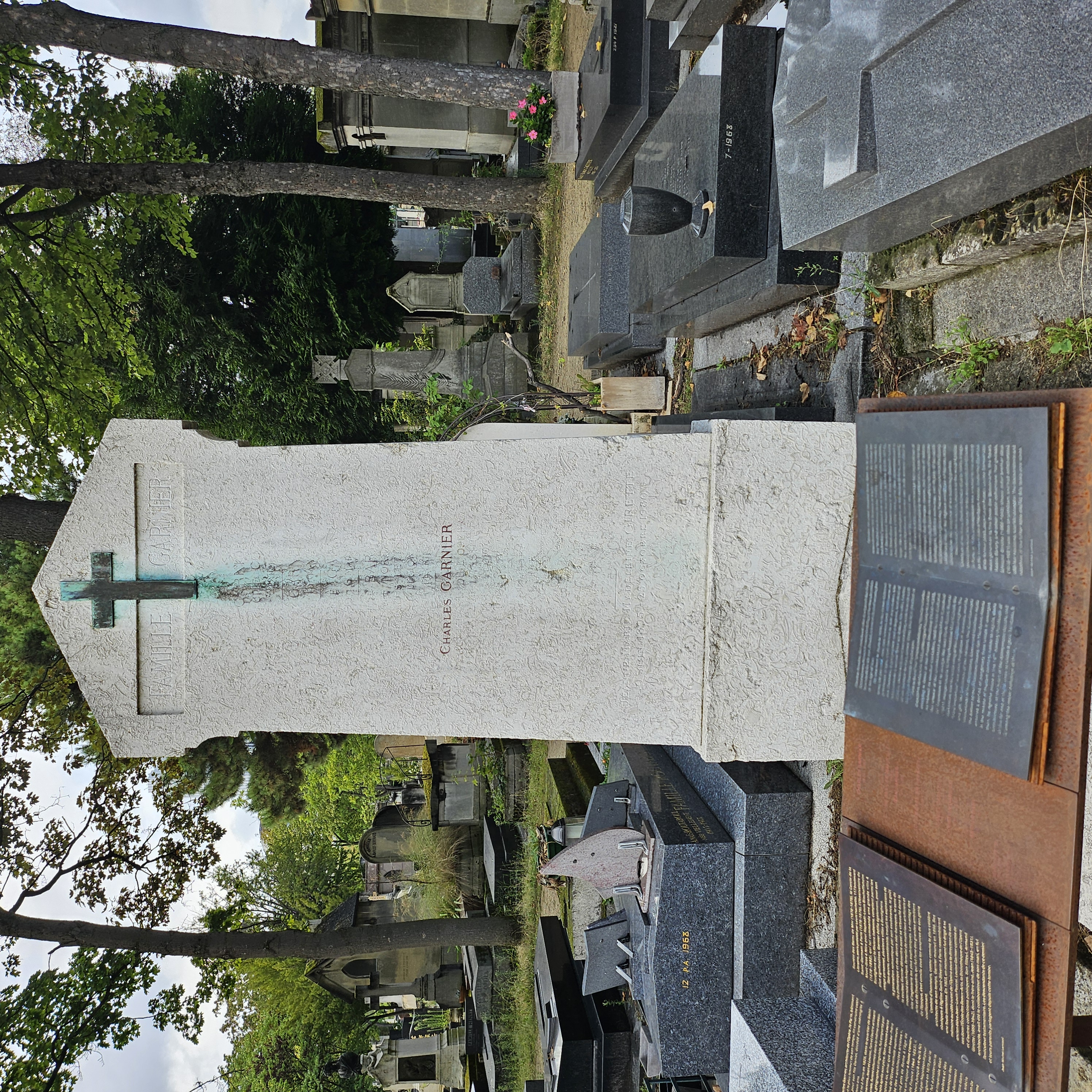 Tombe de Charles Garnier au cimetière du Montparnasse à Paris