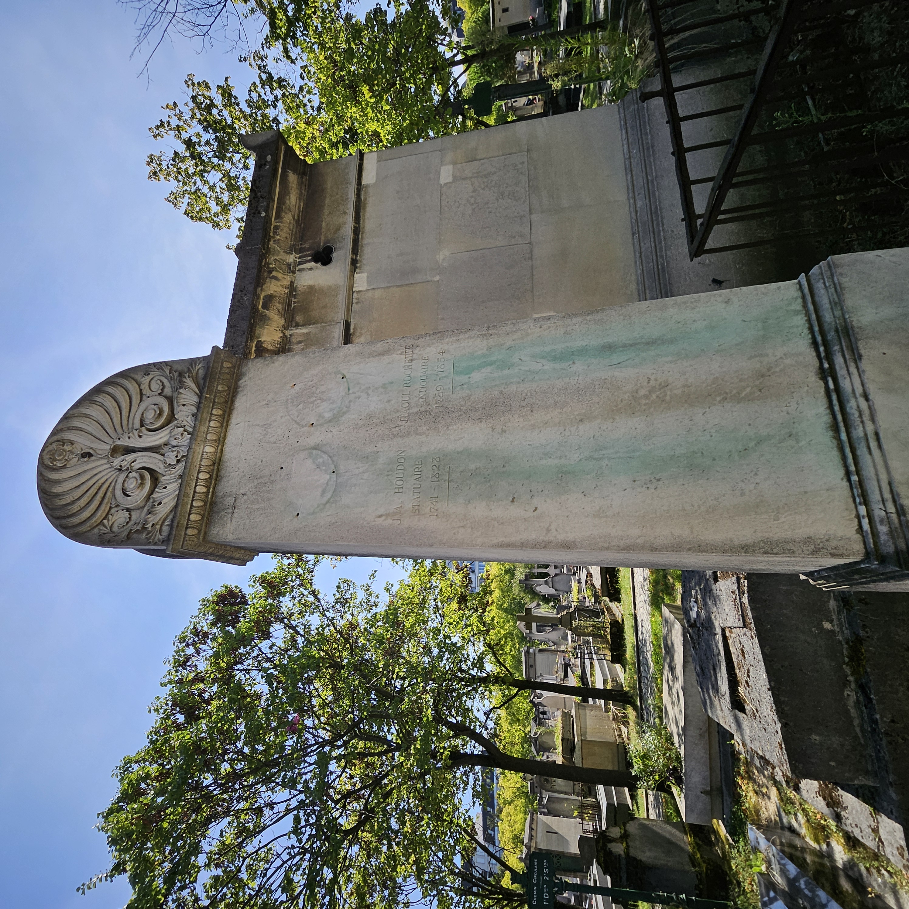 Tombe de Jean-Antoine Houdon au cimetière du Montparnasse à Paris