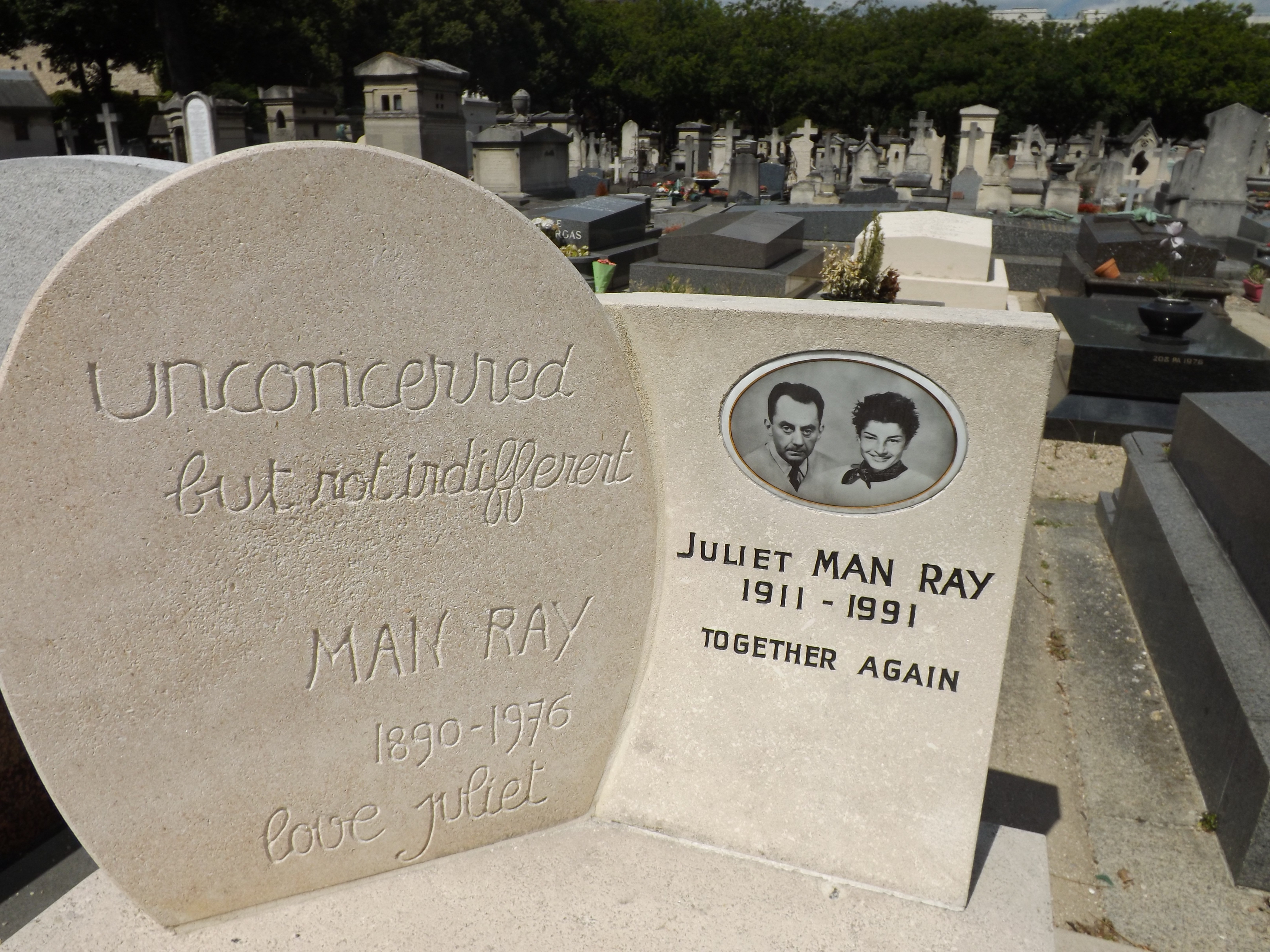 Tombe de Man Ray au cimetière du Montparnasse à Paris