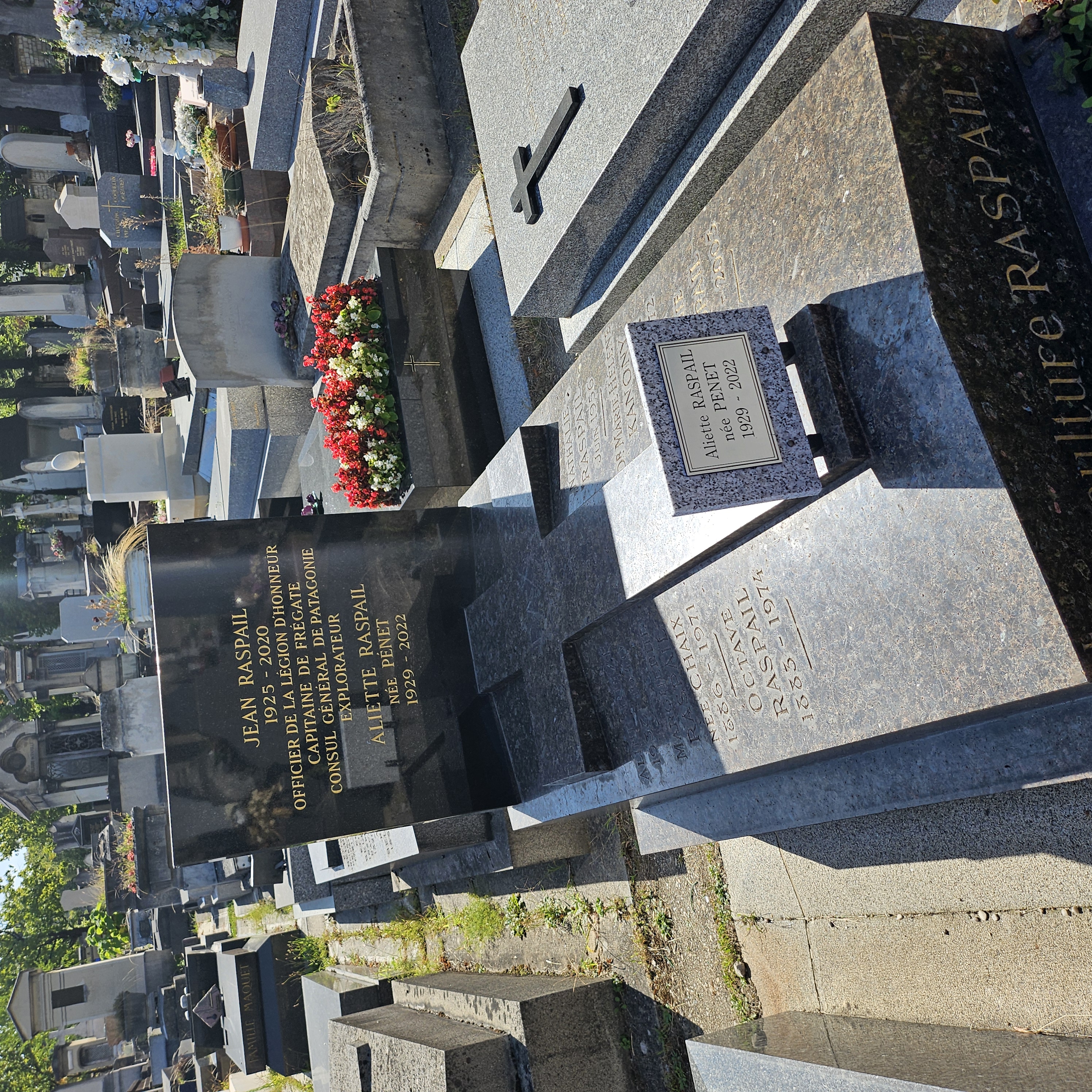 Tombe de Jean Raspail