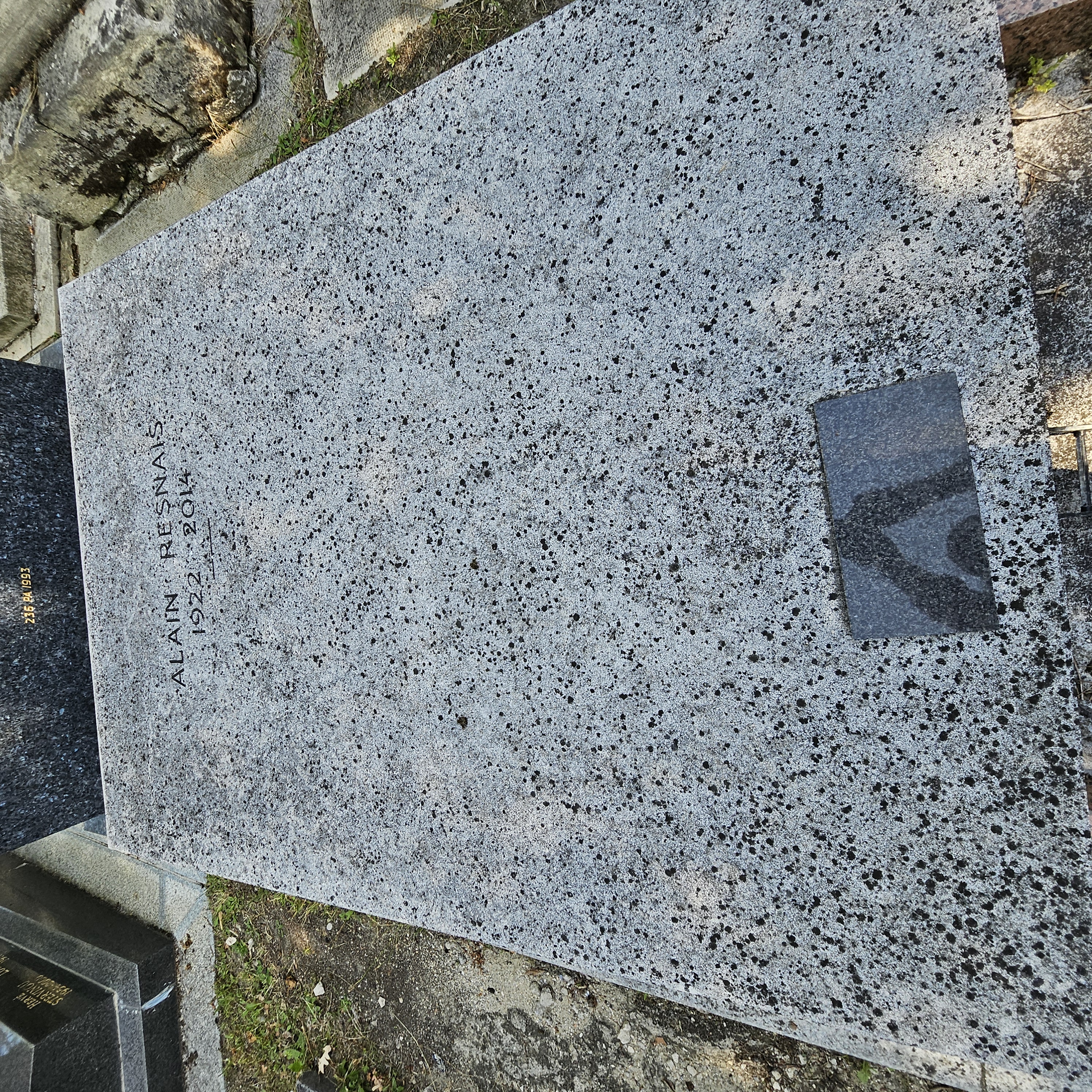 Tombe de Alain Resnais