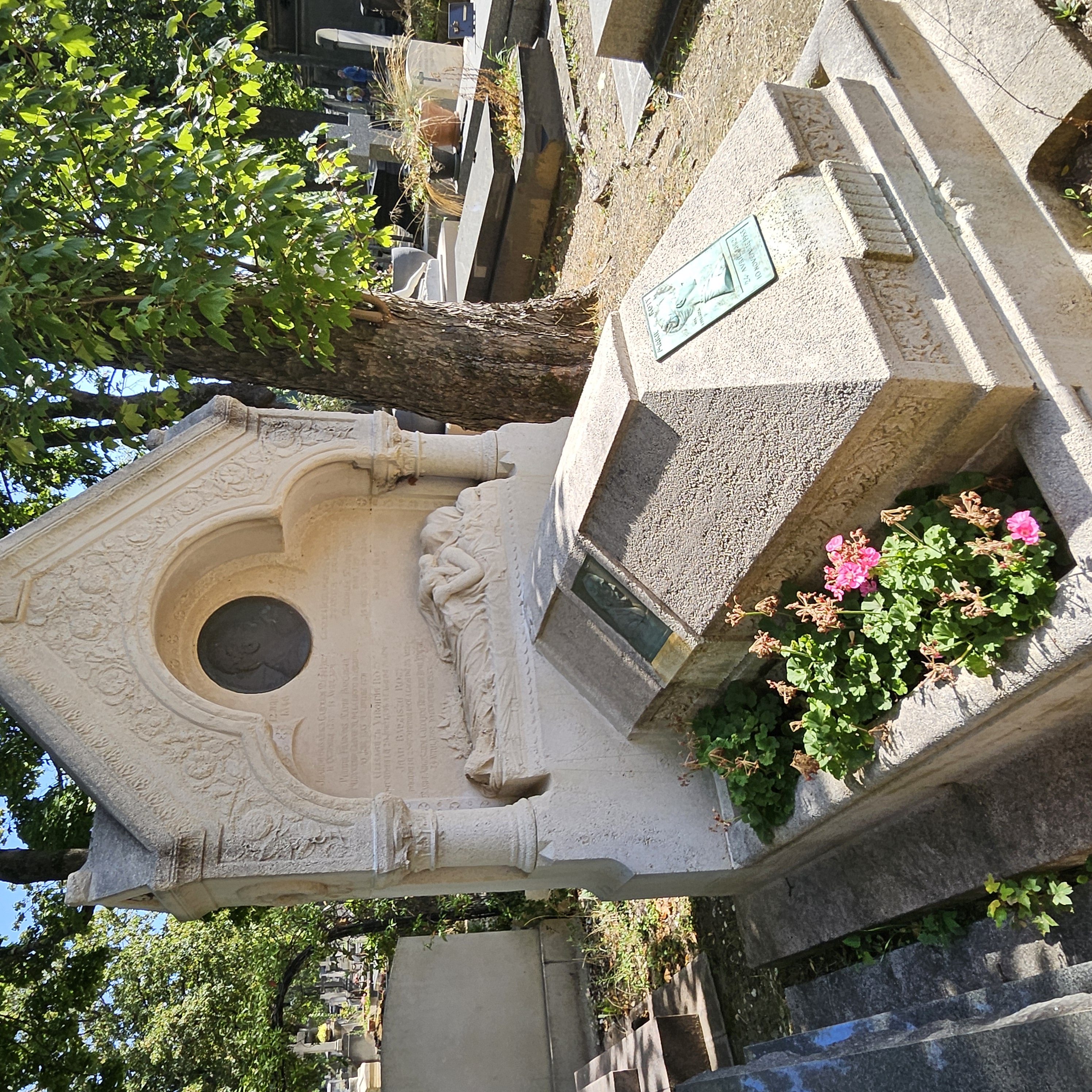 Tombe de Oscar Roty au cimetière du Montparnasse à Paris