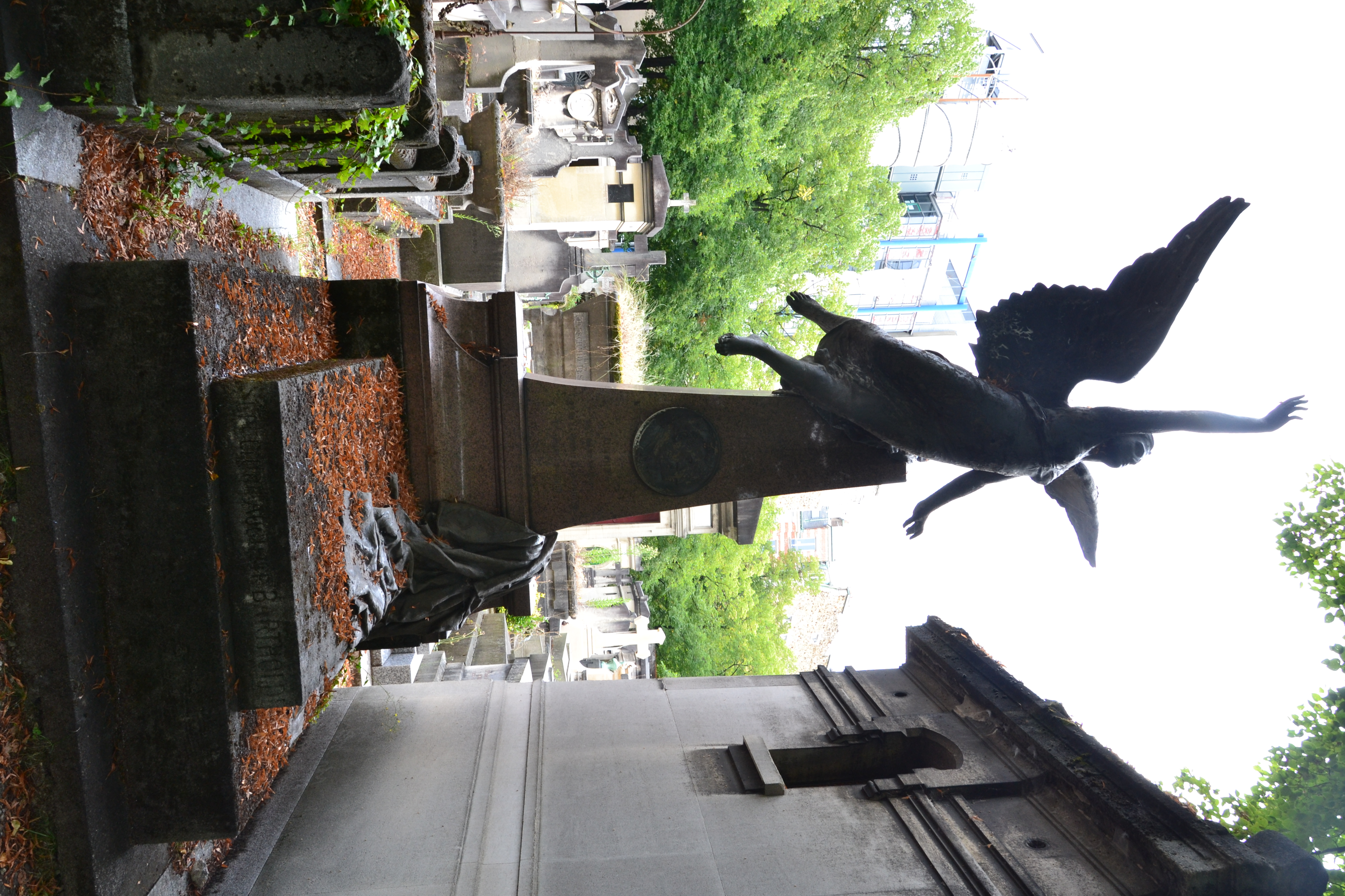 Tombe du sculpteur Auguste Bartholdi au cimetière du Montparnasse à Paris