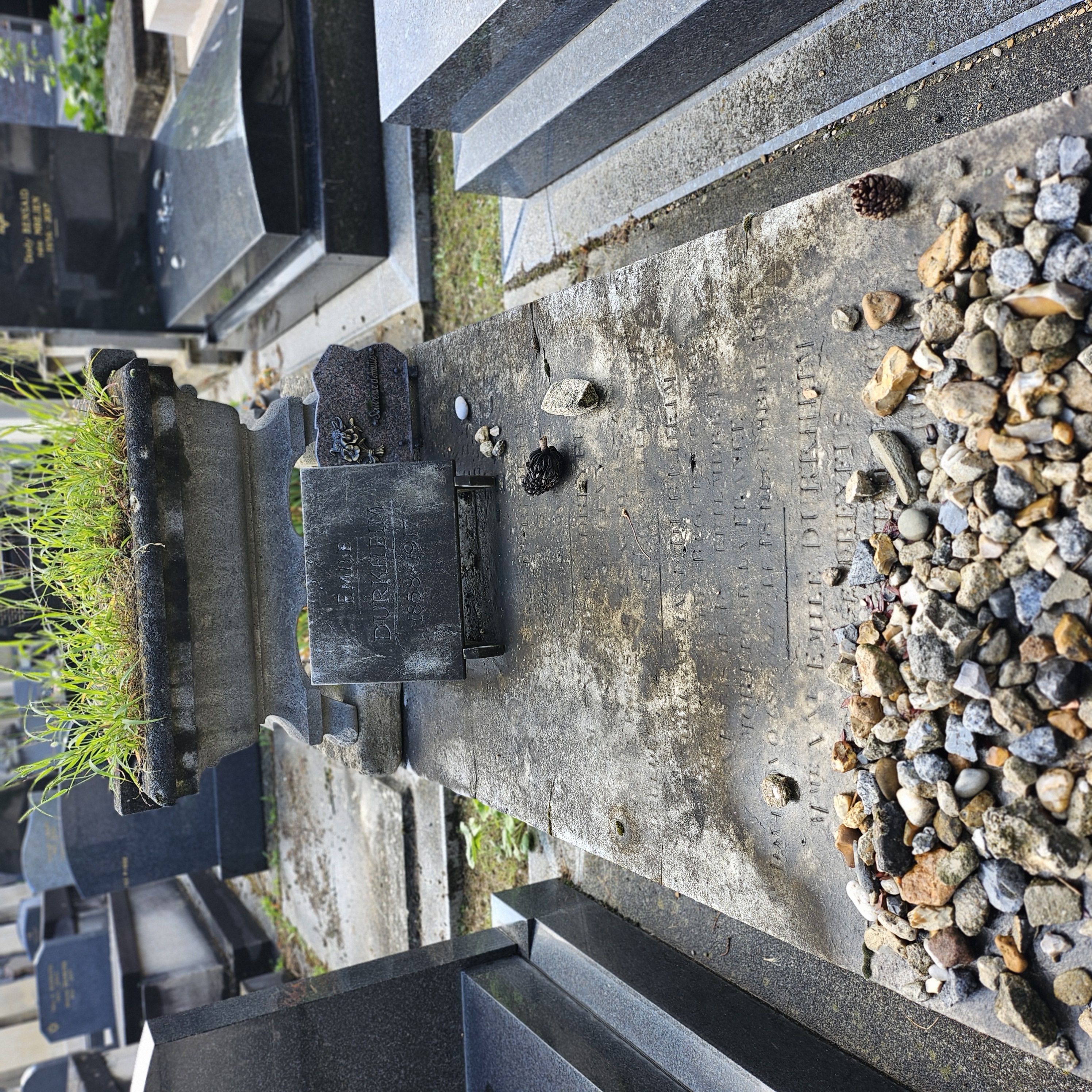 Tombe de Emile Durkheim au cimetière du Montparnasse à Paris