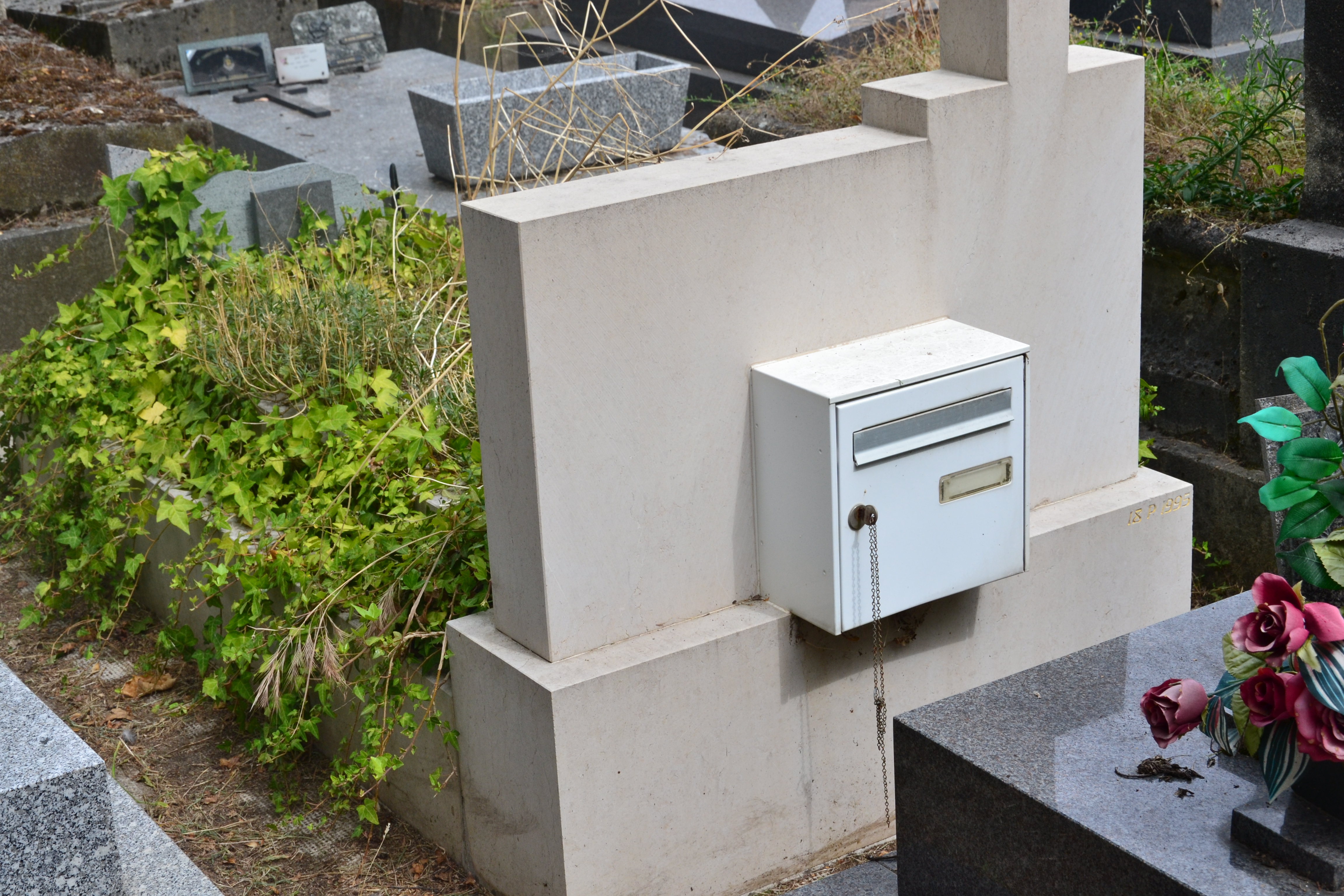 Sculpture en mosaïque de miroirs représentant un papillon