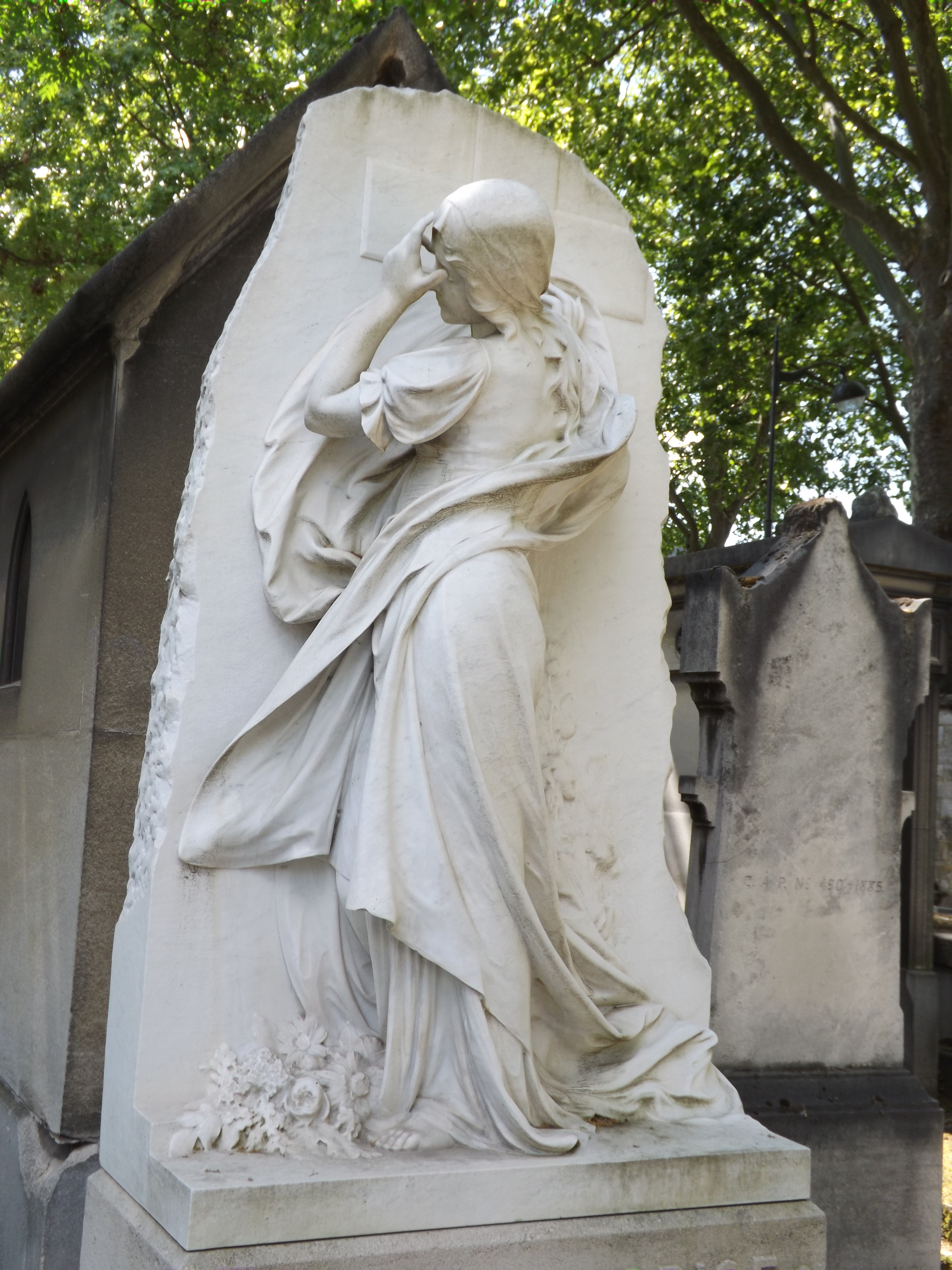 Figure voilée en deuil, sculpture funéraire en marbre blanc