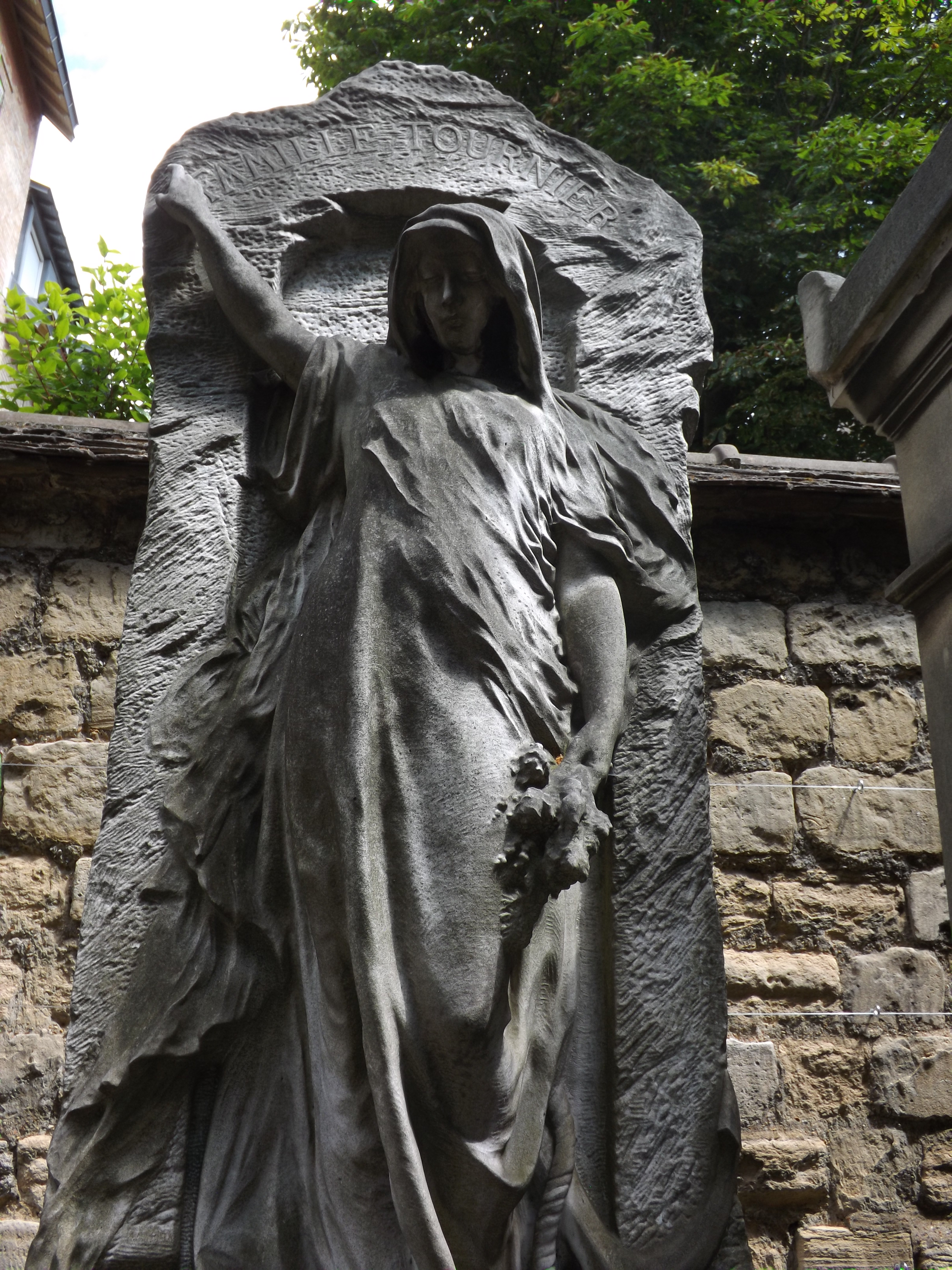 Statue monumentale au cimetière du Montparnasse