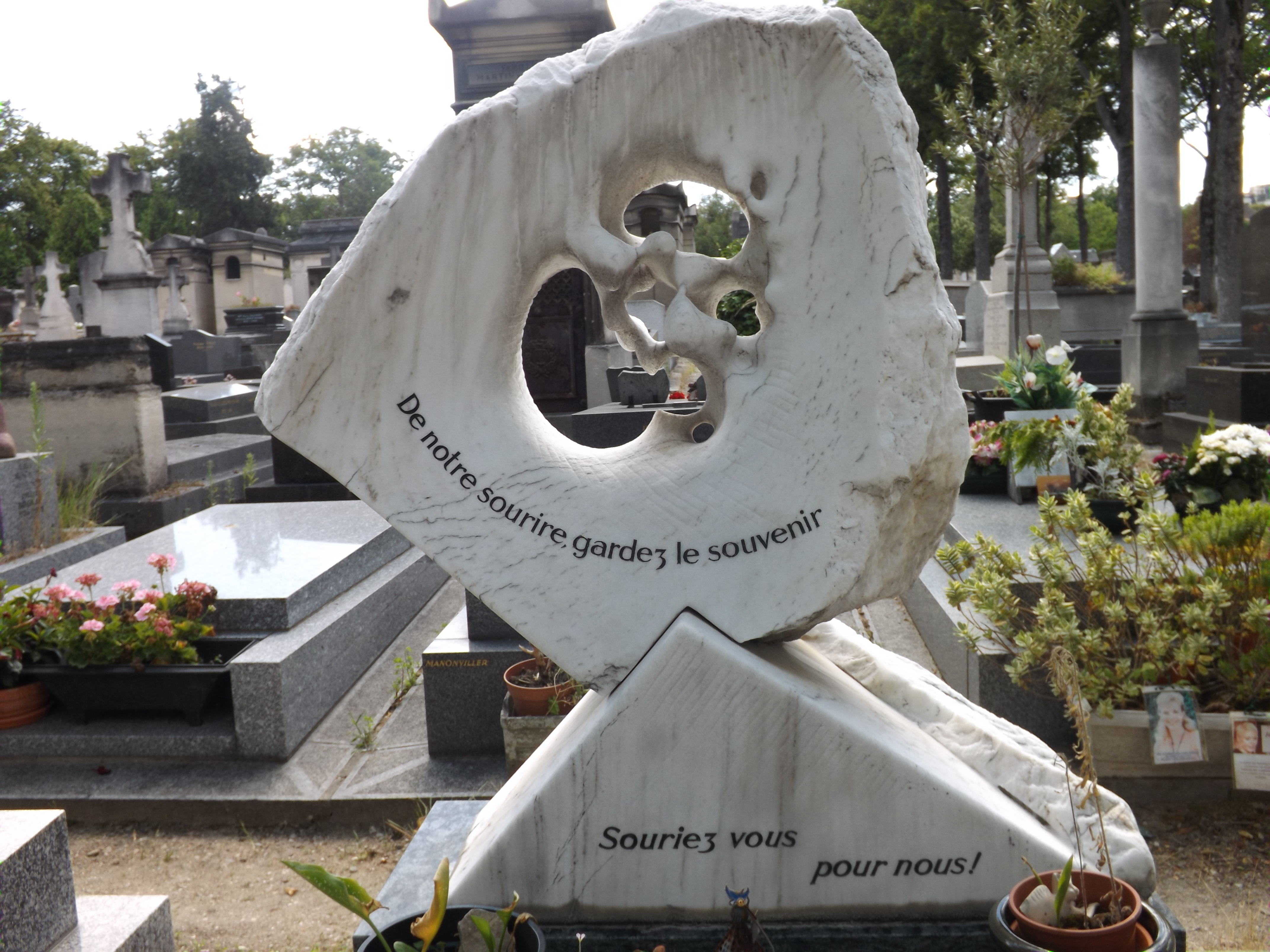 Sculpture contemporaine avec inscription De notre sourire gardez le souvenir