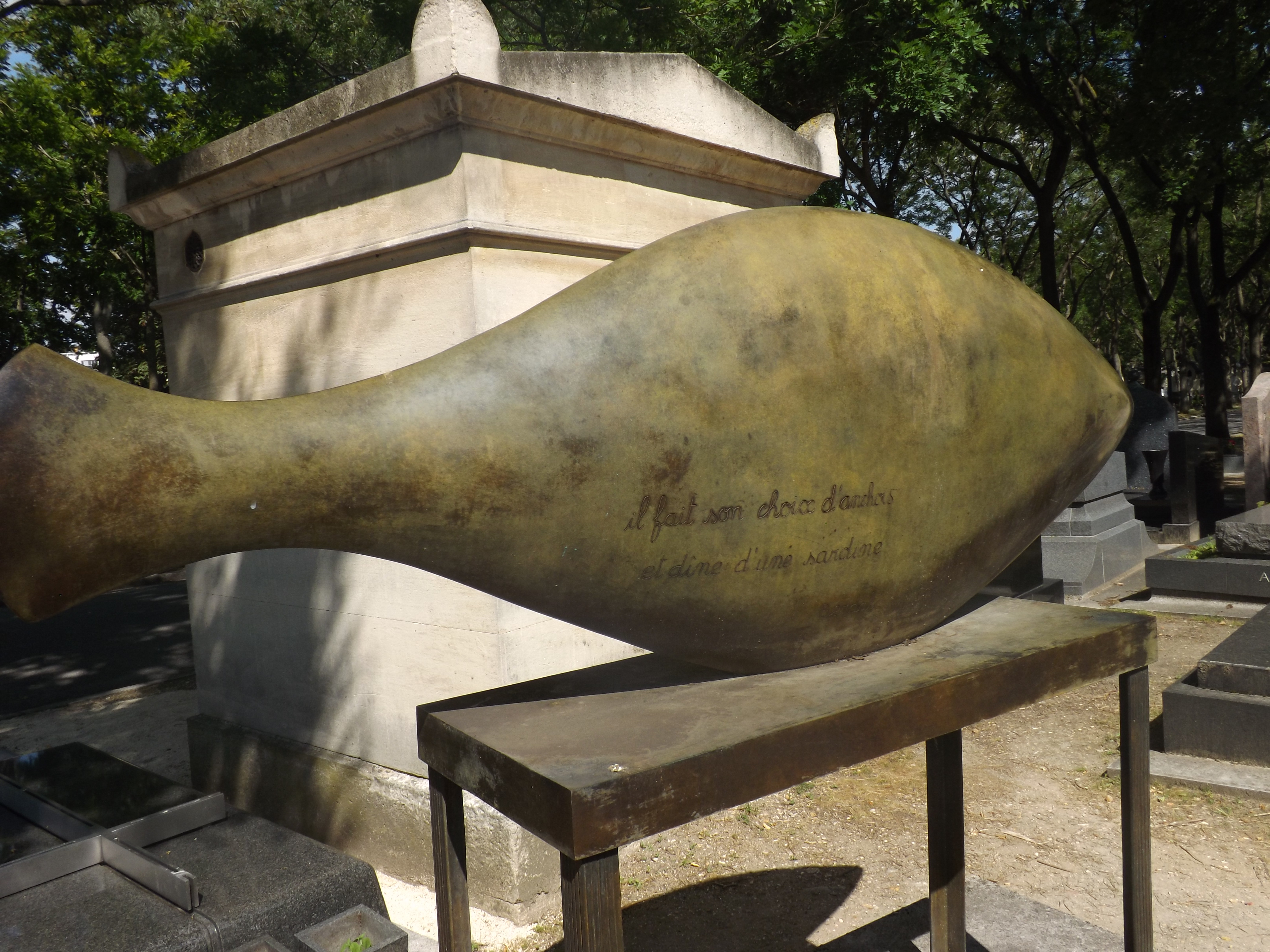 Sculpture abstraite dorée sur monument funéraire